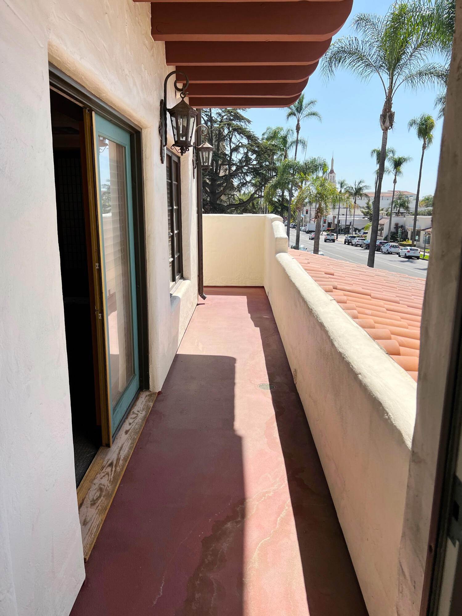 9. Commercial for Sale at 1532 State Street Santa Barbara, California 93101 United States