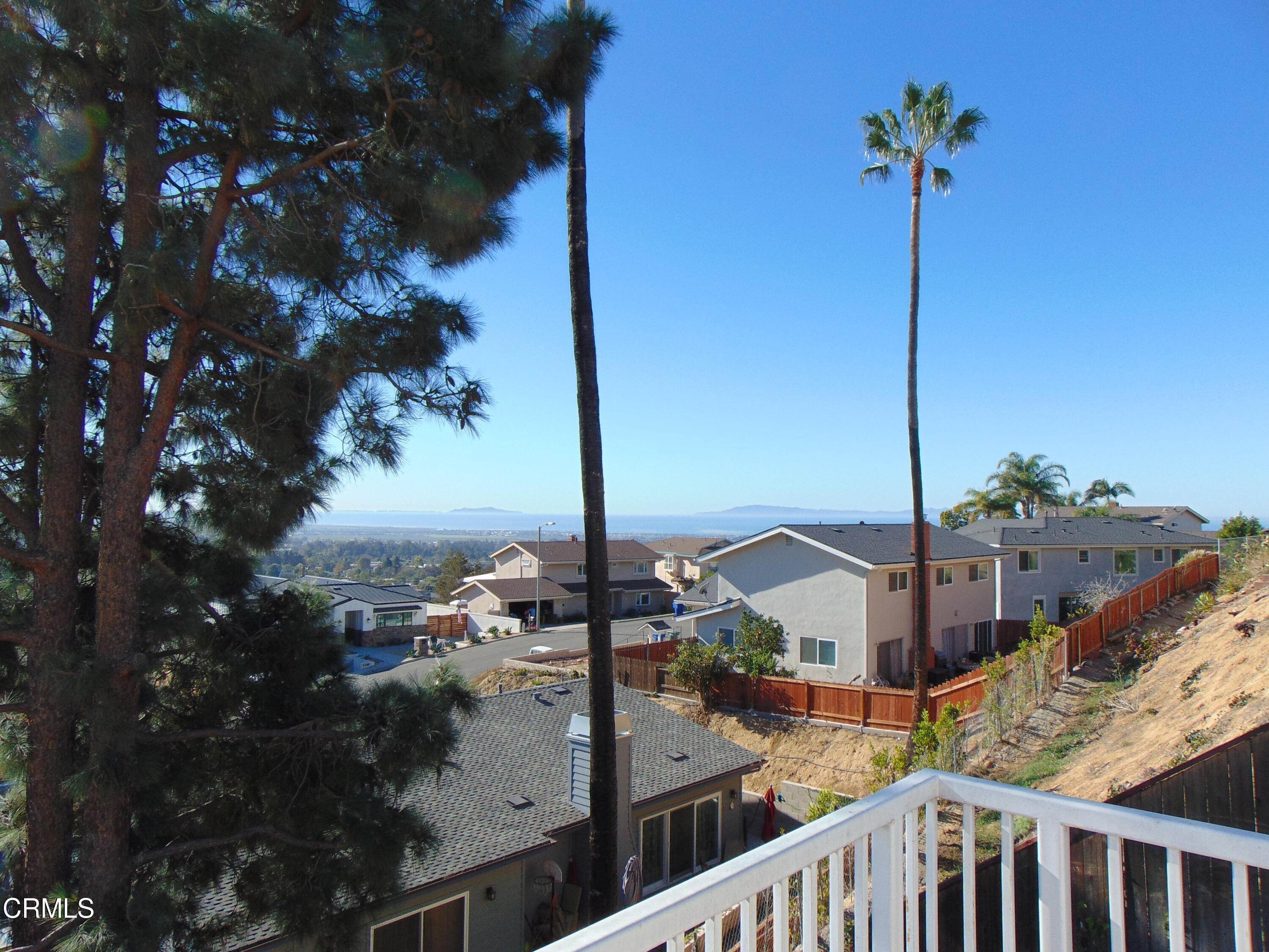 19. Single Family Homes for Sale at 5382 Edgehill Circle Ventura, California 93003 United States