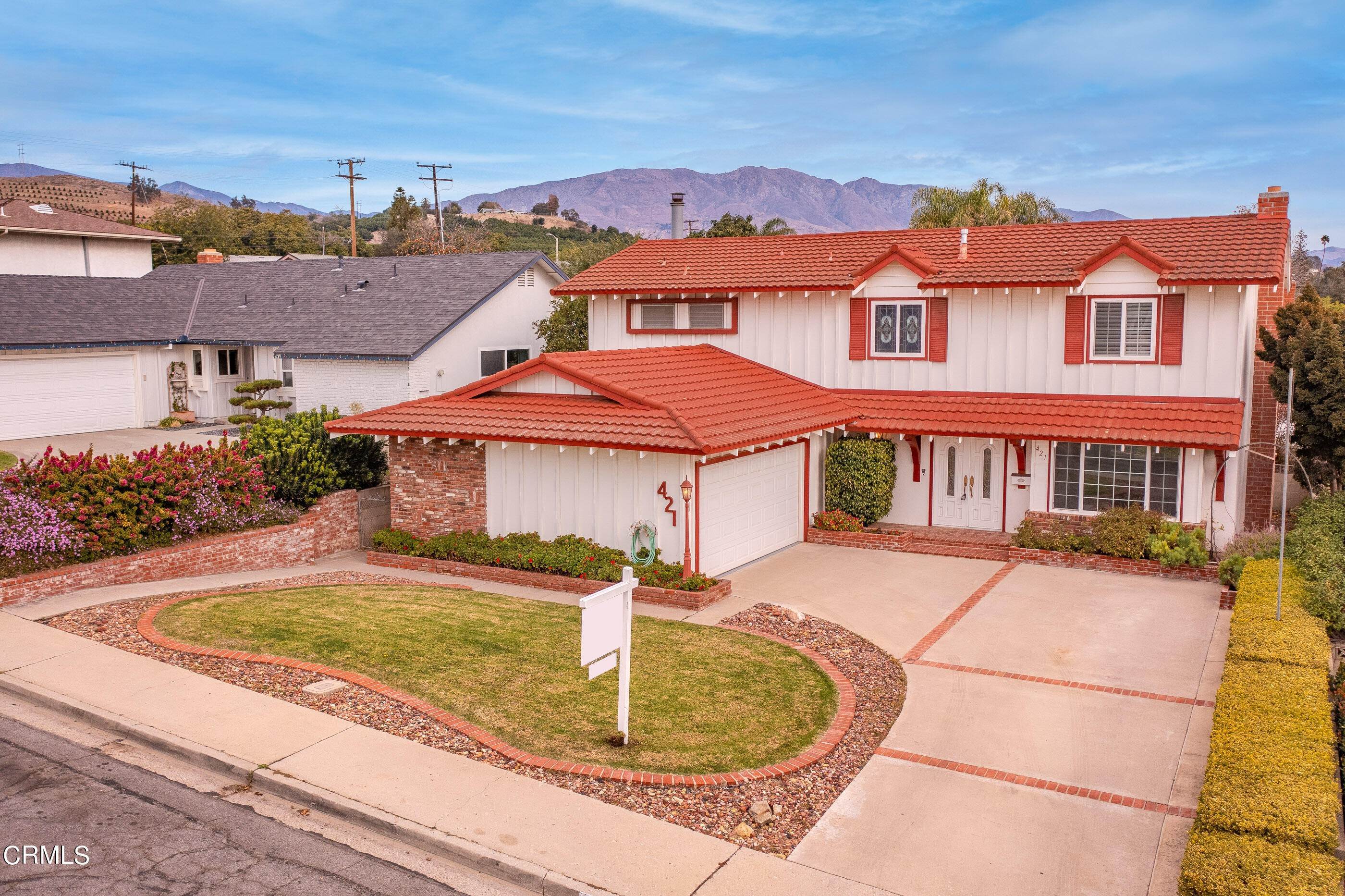 34. Single Family Homes for Sale at 421 San Nicolas Avenue Santa Paula, California 93060 United States