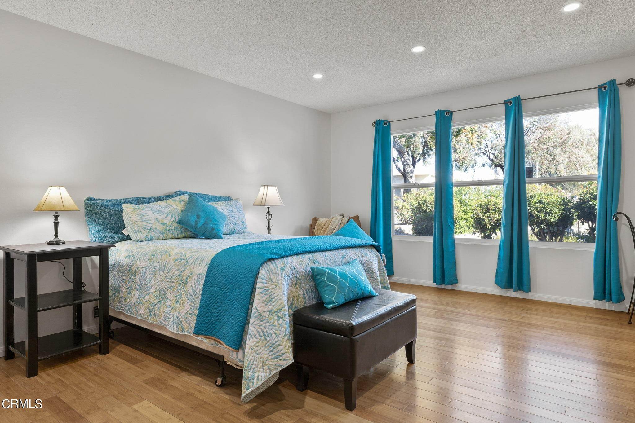 18. Single Family Homes for Sale at 5586 Aurora Drive Ventura, California 93003 United States