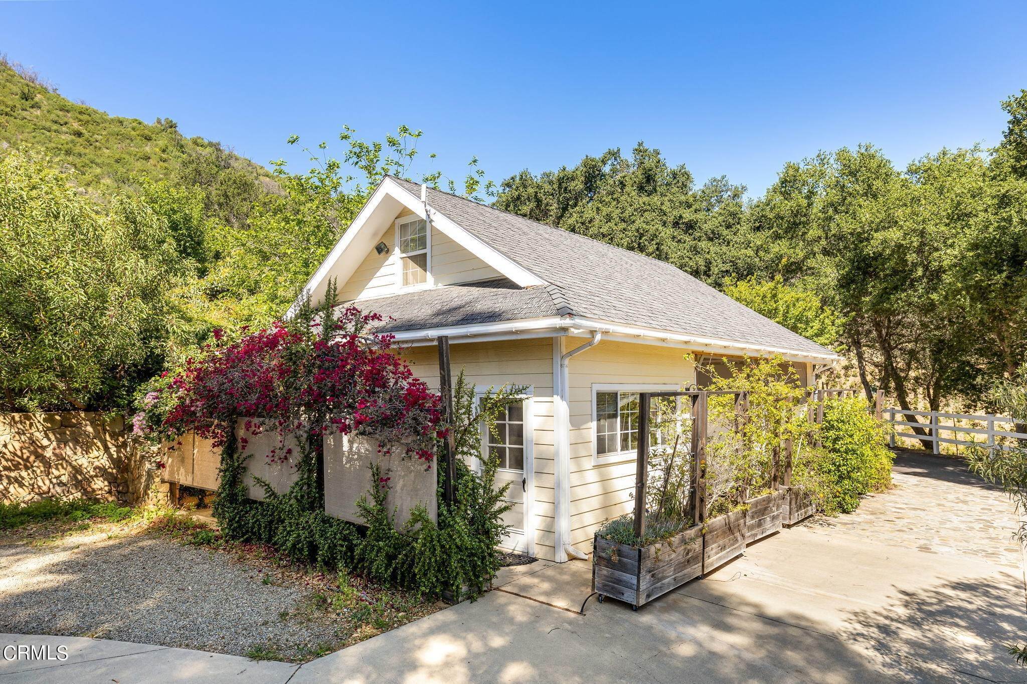 39. Single Family Homes for Sale at 555 Camino Cielo Ojai, California 93023 United States