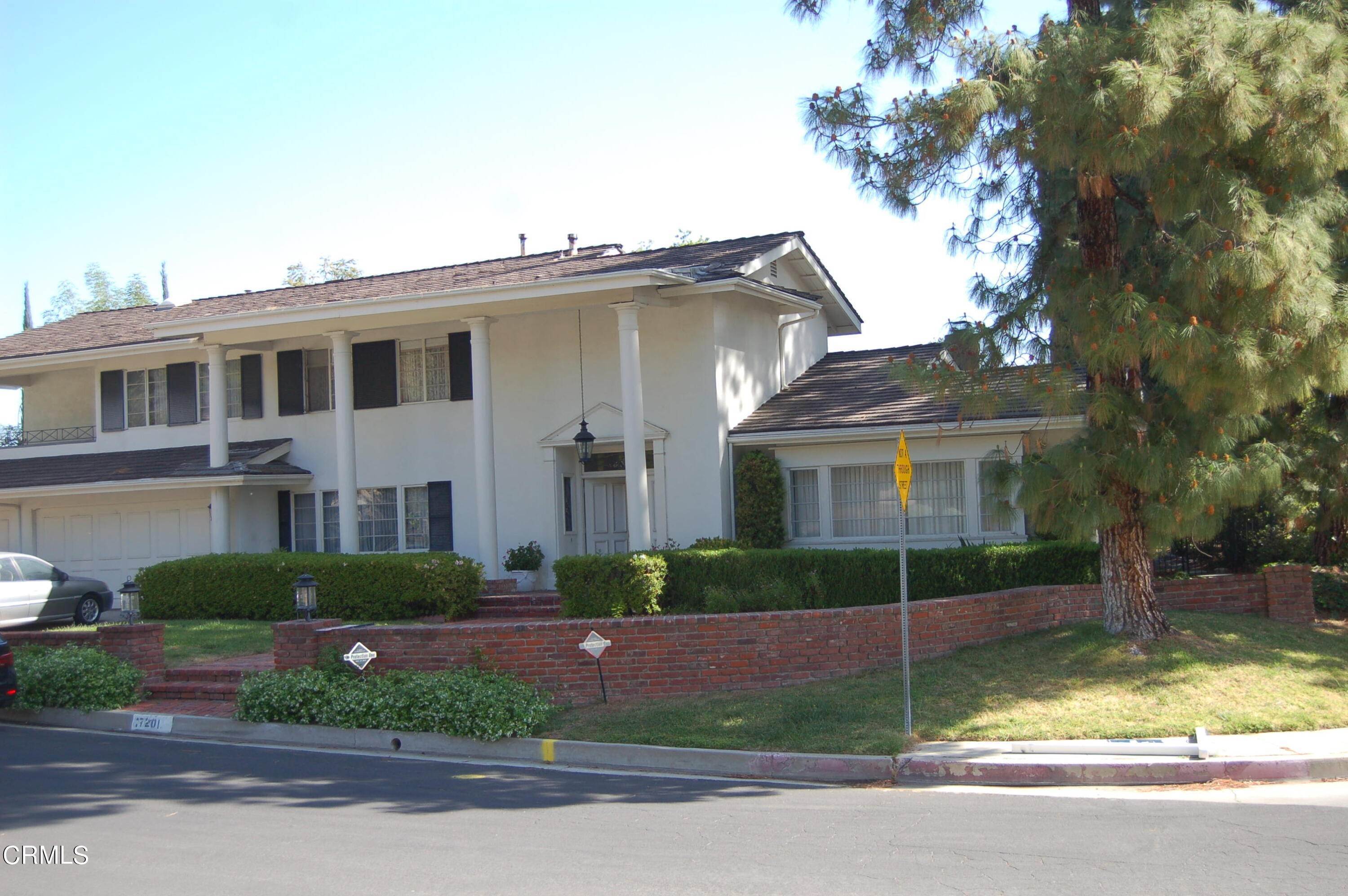 Single Family Homes 为 销售 在 17201 Luverne Place 恩西诺, 加利福尼亚州 91316 美国