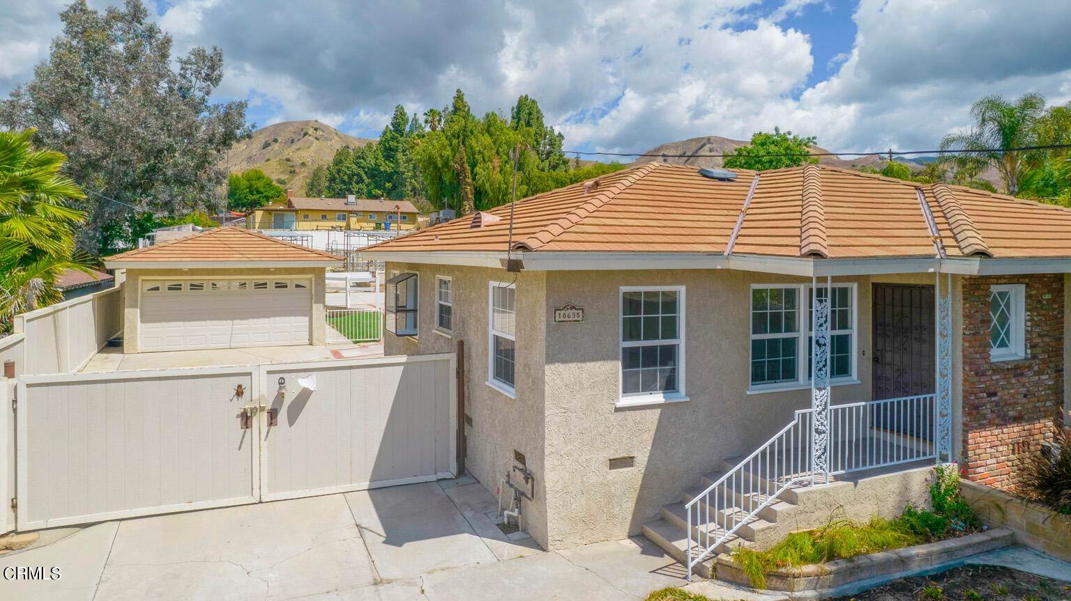 25. Single Family Homes for Sale at 10635 Foothill Boulevard Lakeview Terrace, California 91342 United States