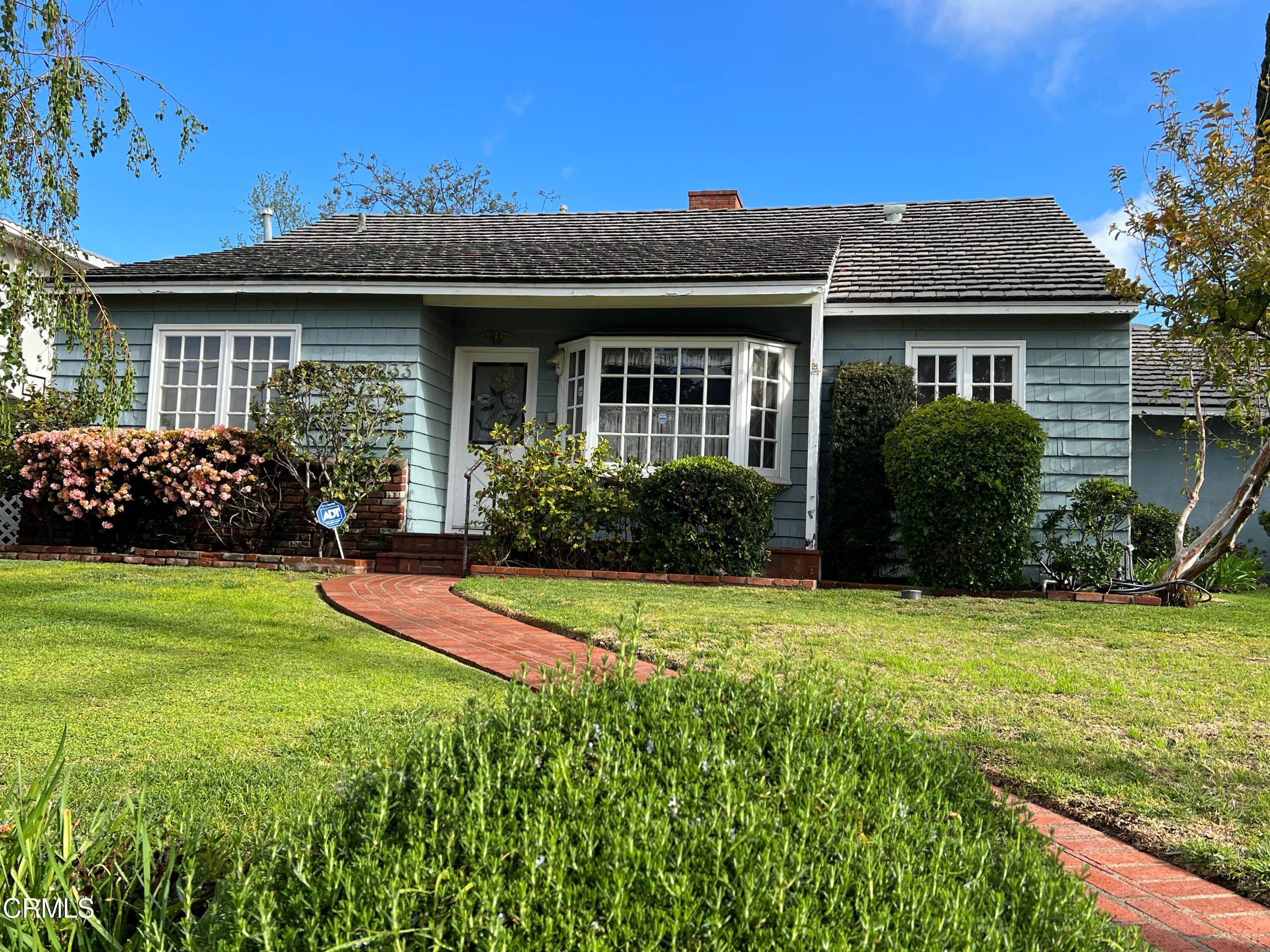 1. Single Family Homes for Sale at 1233 Flanders Road La Canada Flintridge, California 91011 United States