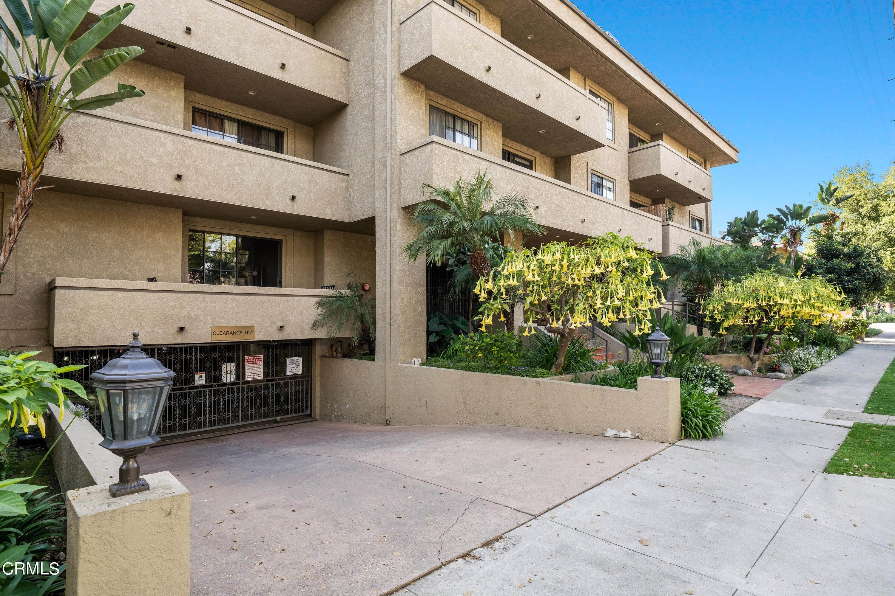29. Condominiums for Sale at 221 South Oak Knoll Avenue 205 #205 221 South Oak Knoll Avenue 205 Pasadena, California 91101 United States