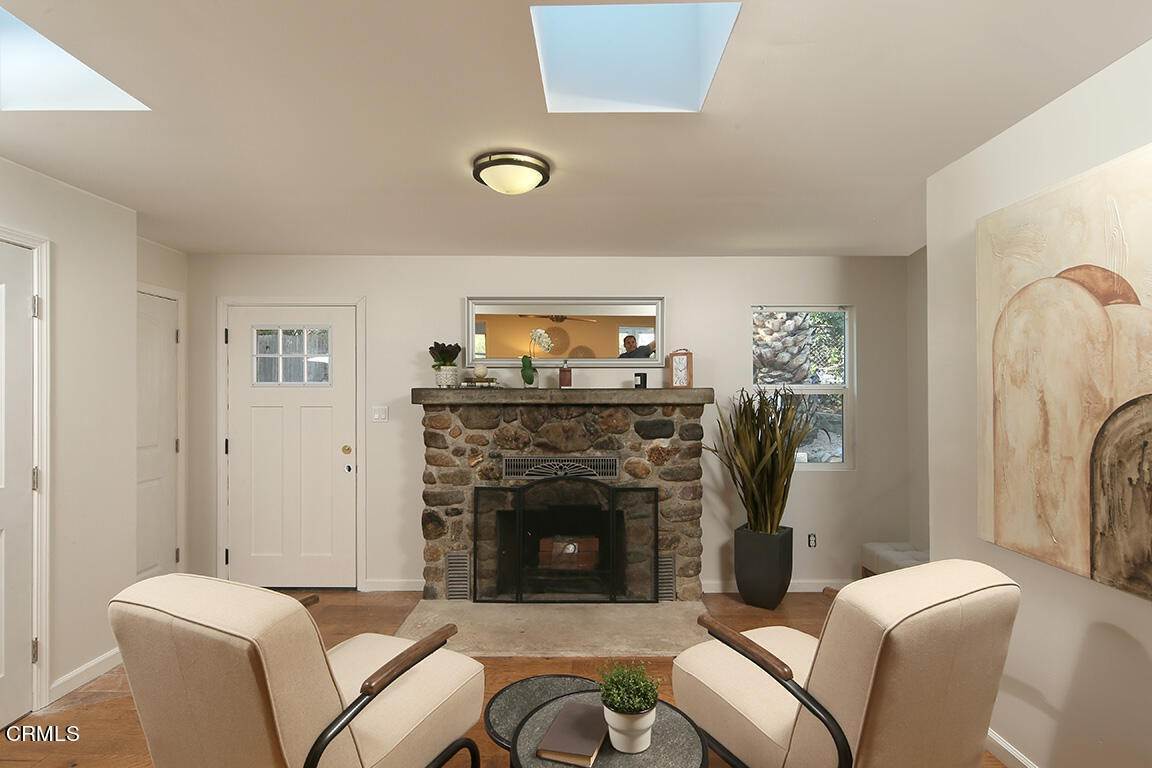 3. Single Family Homes for Sale at 2818 Henrietta Avenue La Crescenta, California 91214 United States