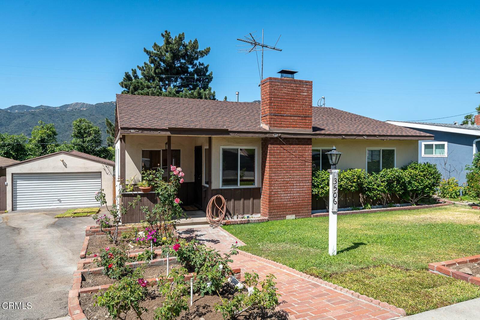 Single Family Homes 为 销售 在 3506 Fairchild Street La Crescenta, 加利福尼亚州 91214 美国