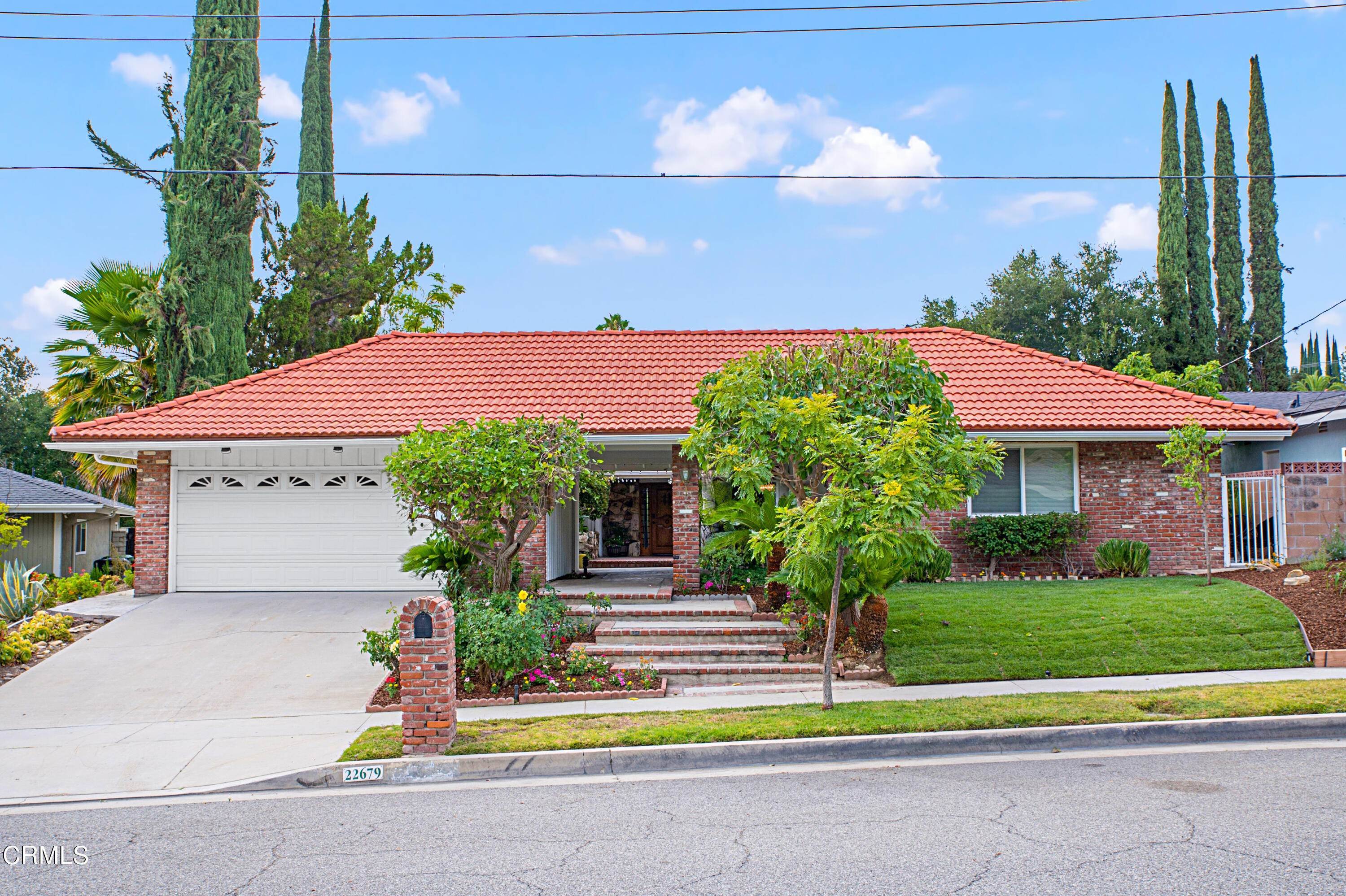 Single Family Homes 为 销售 在 22679 Jameson Drive 卡拉巴萨斯, 加利福尼亚州 91302 美国