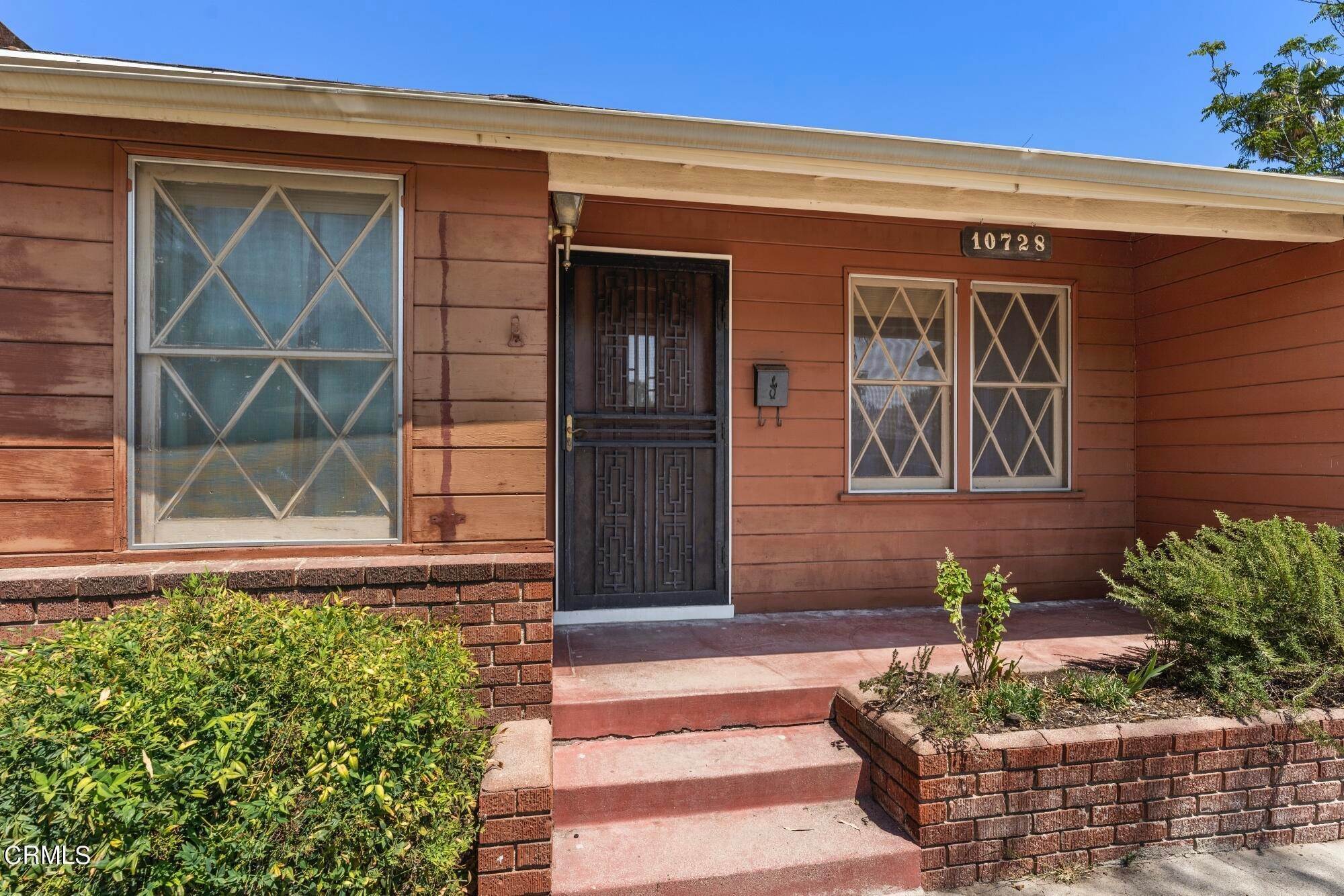 10. Single Family Homes for Sale at 10728 Shoshone Avenue Granada Hills, California 91344 United States