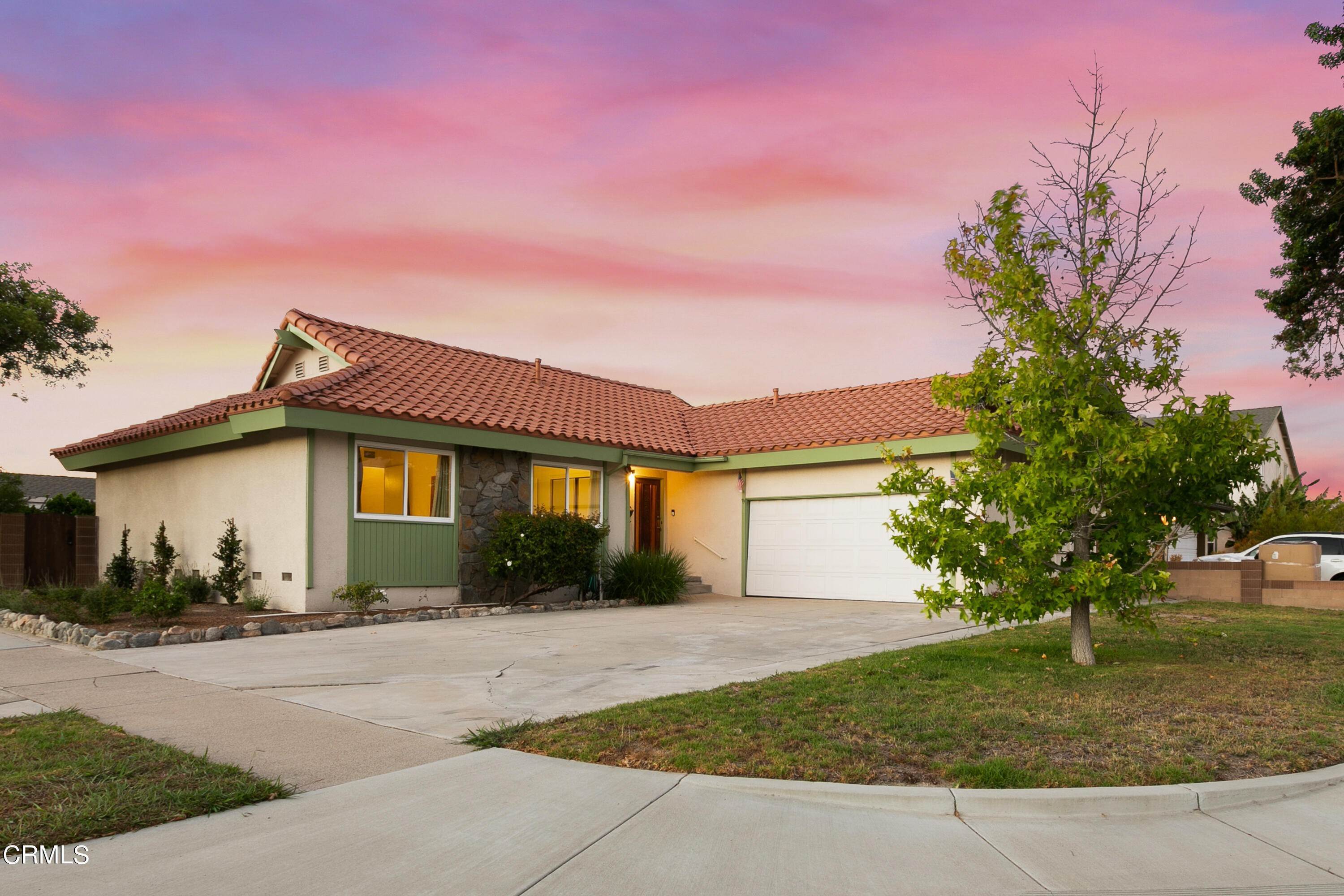 Single Family Homes 为 销售 在 11632 Reagan Street Los Alamitos, 加利福尼亚州 90720 美国