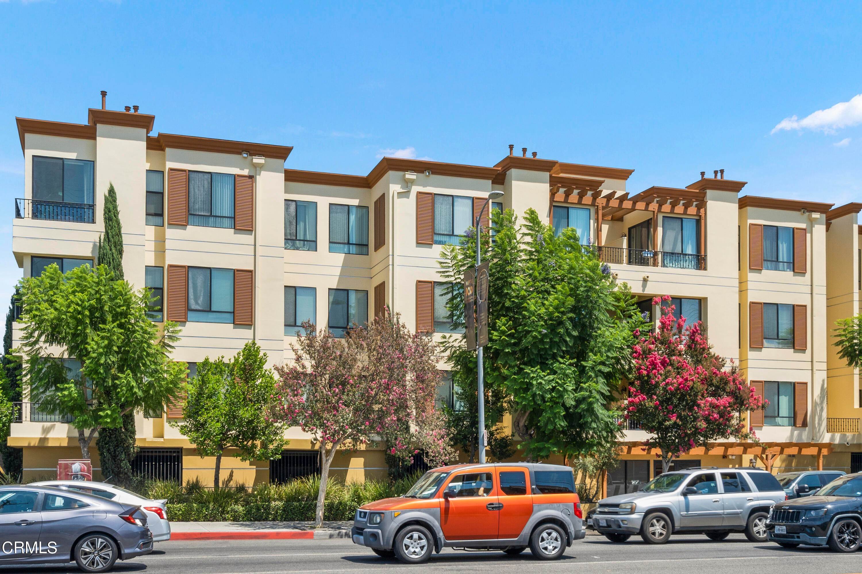 Condominiums 为 销售 在 6938 Laurel Canyon Boulevard 101 #101 6938 Laurel Canyon Boulevard 101 北好莱坞, 加利福尼亚州 91605 美国