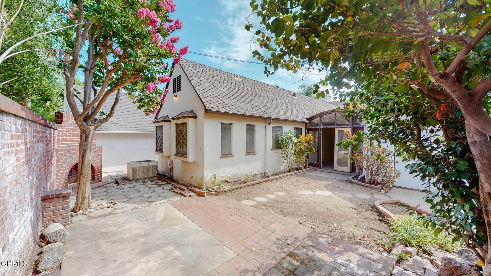 50. Single Family Homes for Sale at 411 South Meridith Avenue Pasadena, California 91106 United States