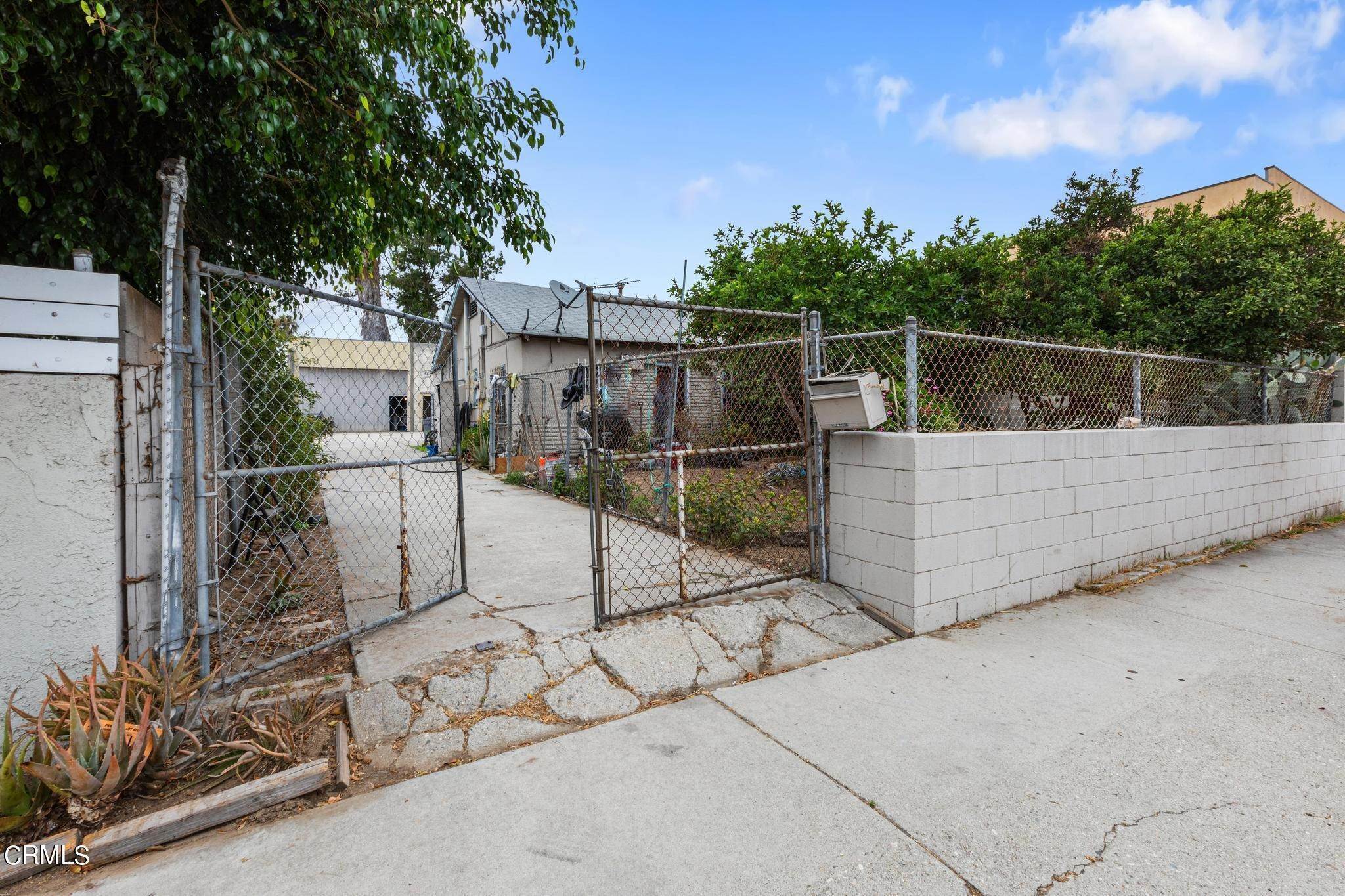 12. Townhouse Mixed Use for Sale at 1337 West 228th Street Los Angeles, California 90501 United States