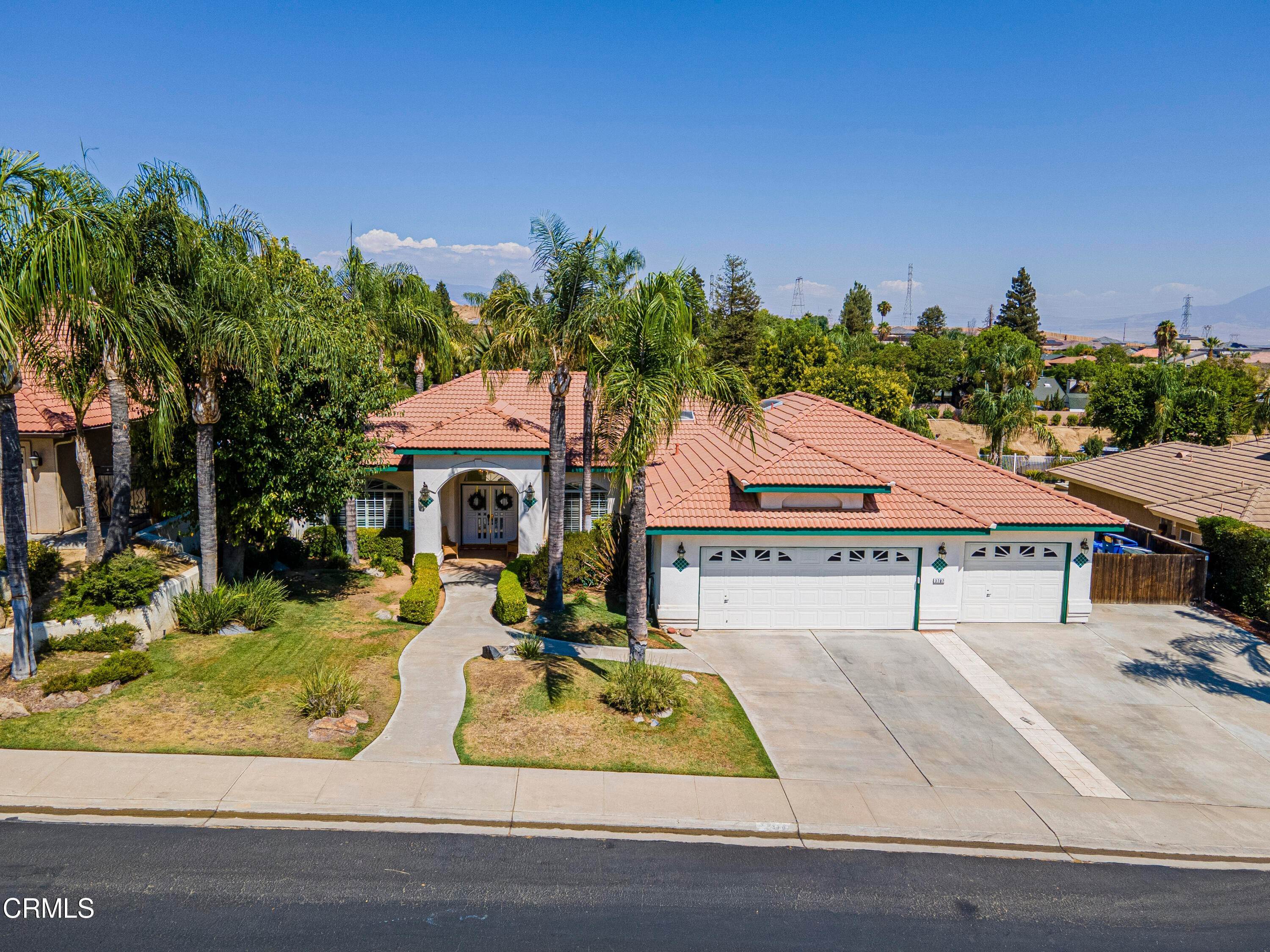 Single Family Homes 为 销售 在 3707 Mont Blanc Terrace Bakersfield, 加利福尼亚州 93306 美国
