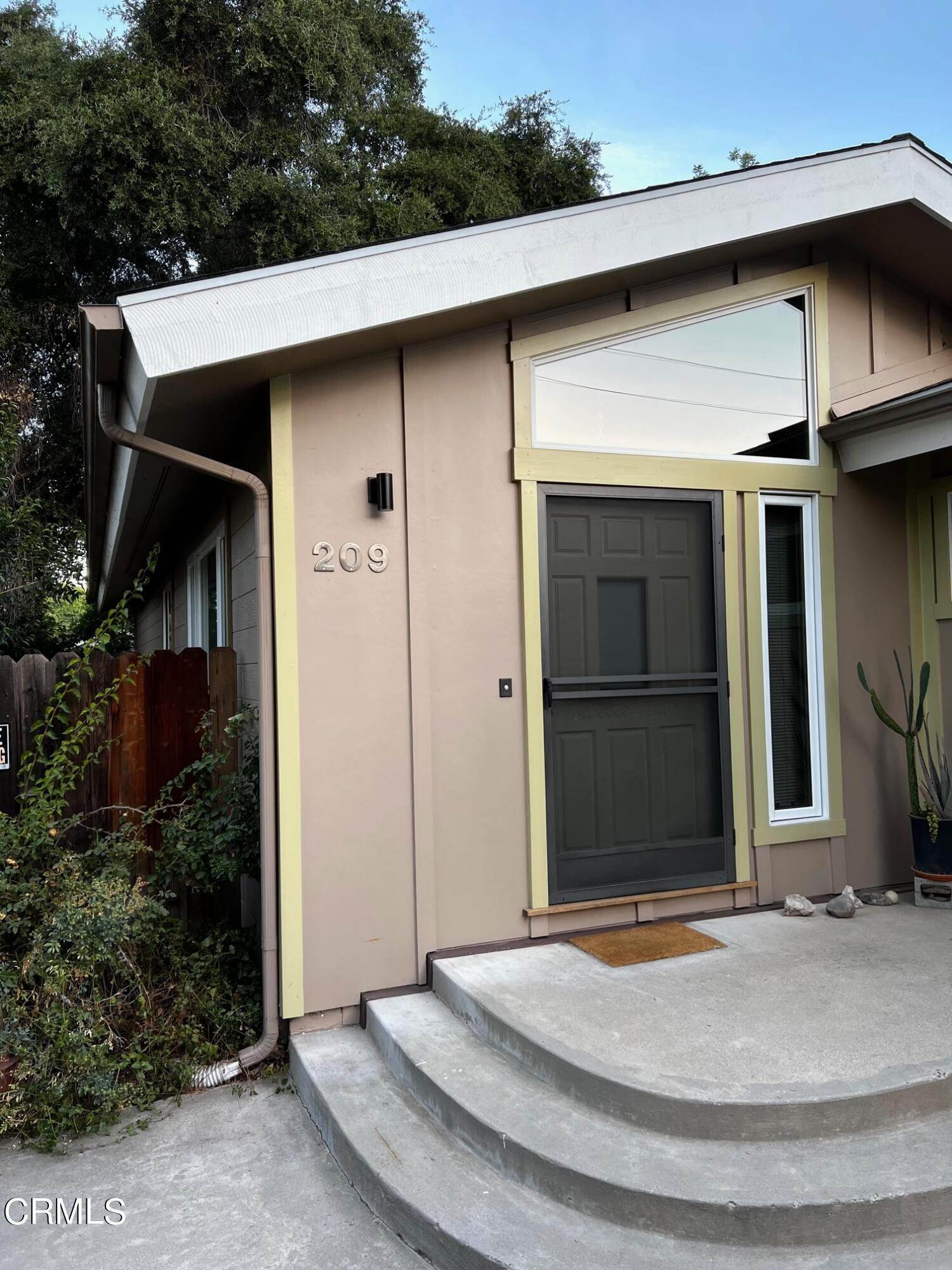Duplex Homes 在 209 North Fulton Street 奥海镇, 加利福尼亚州 93023 美国