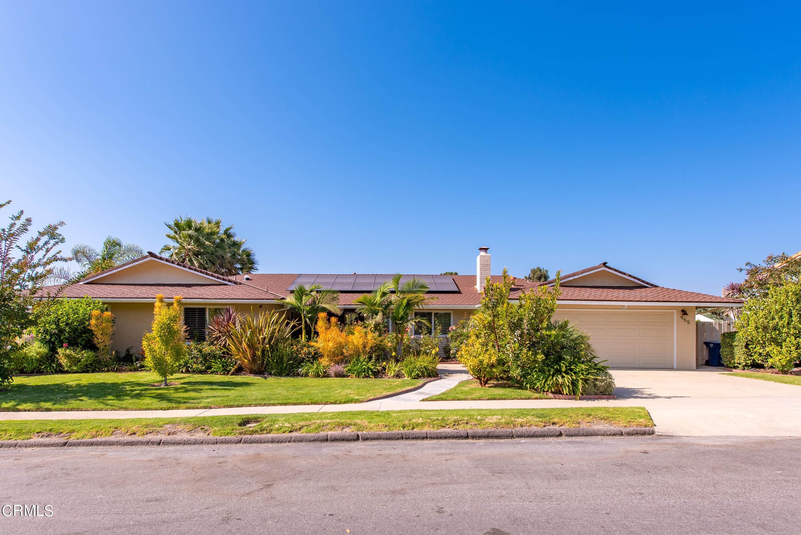 15. Single Family Homes for Sale at 953-955 Trueno Avenue Camarillo, California 93010 United States