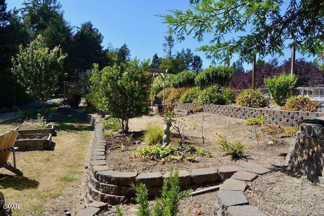 36. Single Family Homes for Sale at 18920 Timber Pointe Drive Fort Bragg, California 95437 United States