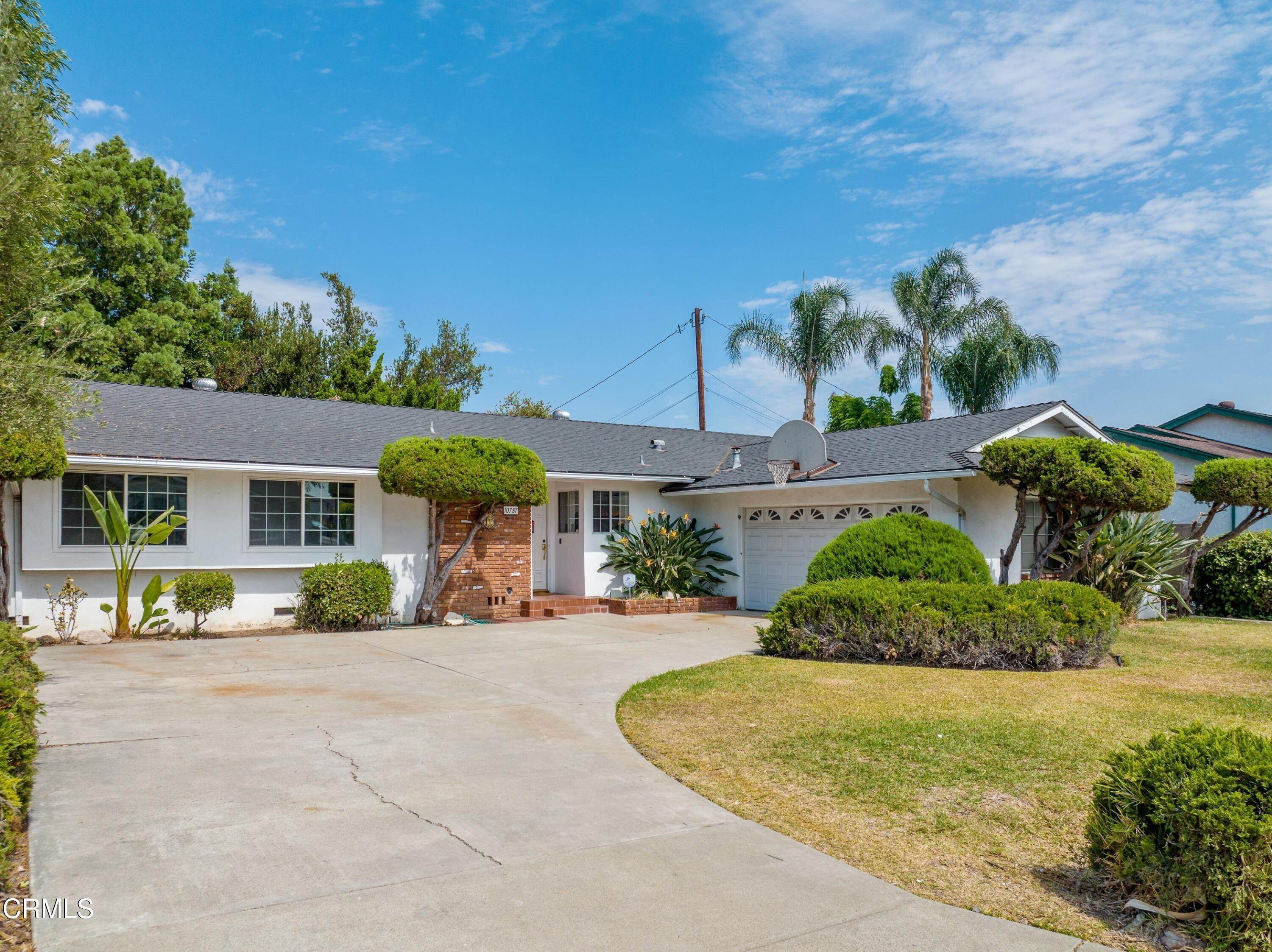 Single Family Homes 为 销售 在 10737 Theis Avenue Whittier, 加利福尼亚州 90604 美国