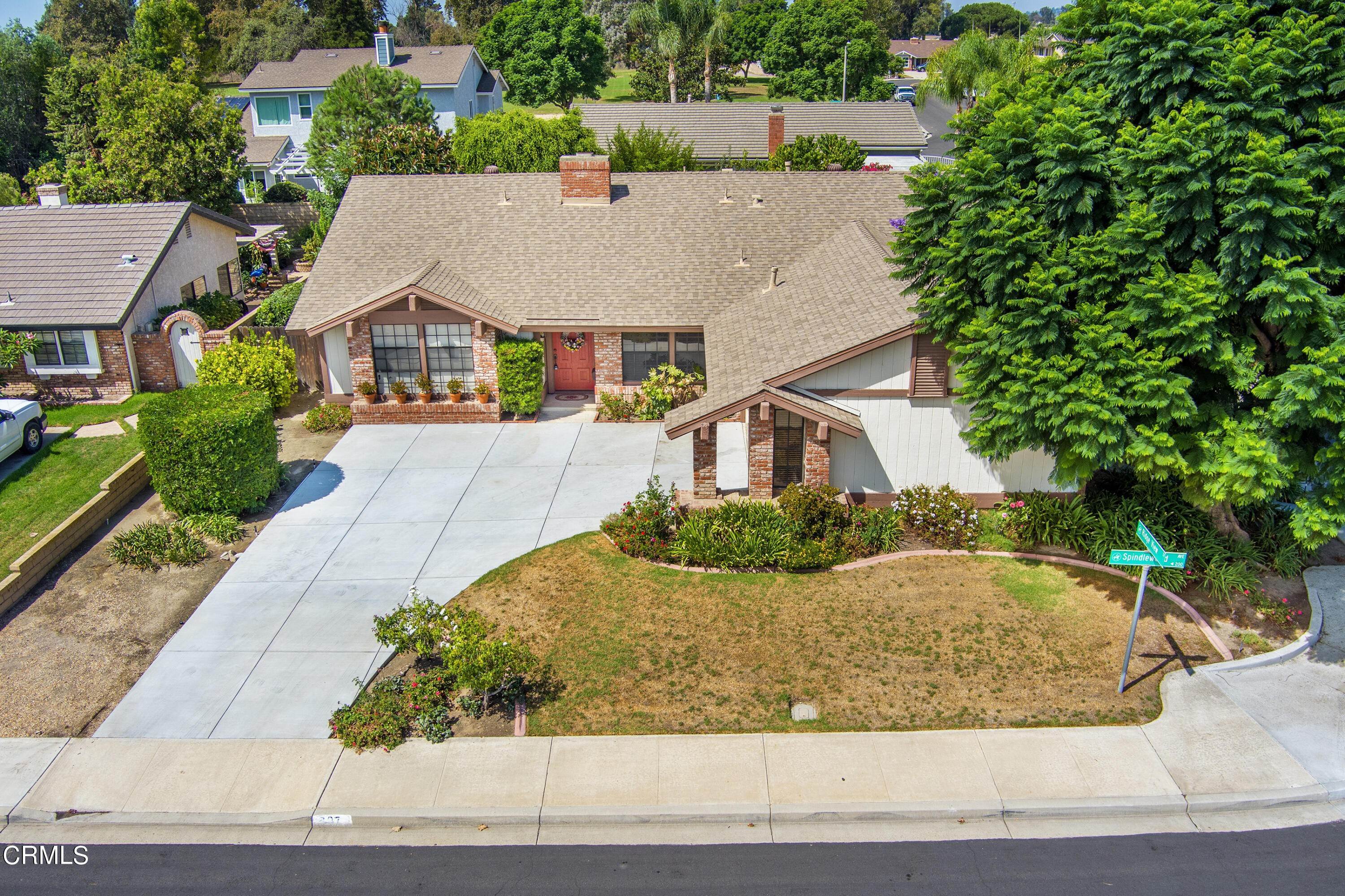 20. Single Family Homes for Sale at 207 Spindlewood Avenue Camarillo, California 93012 United States
