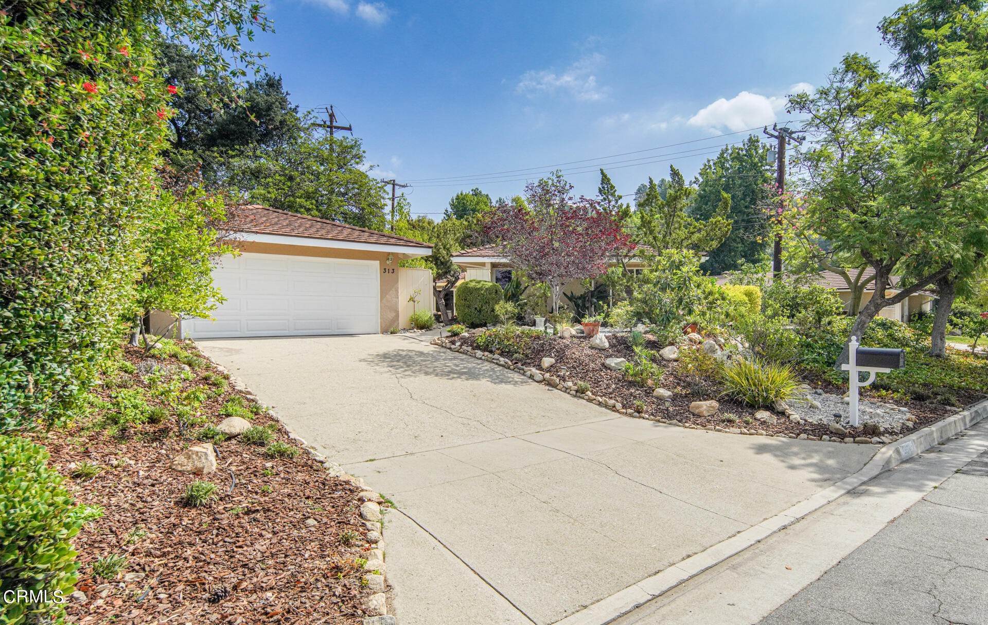 36. Single Family Homes for Sale at 313 Mellow Lane La Canada Flintridge, California 91011 United States