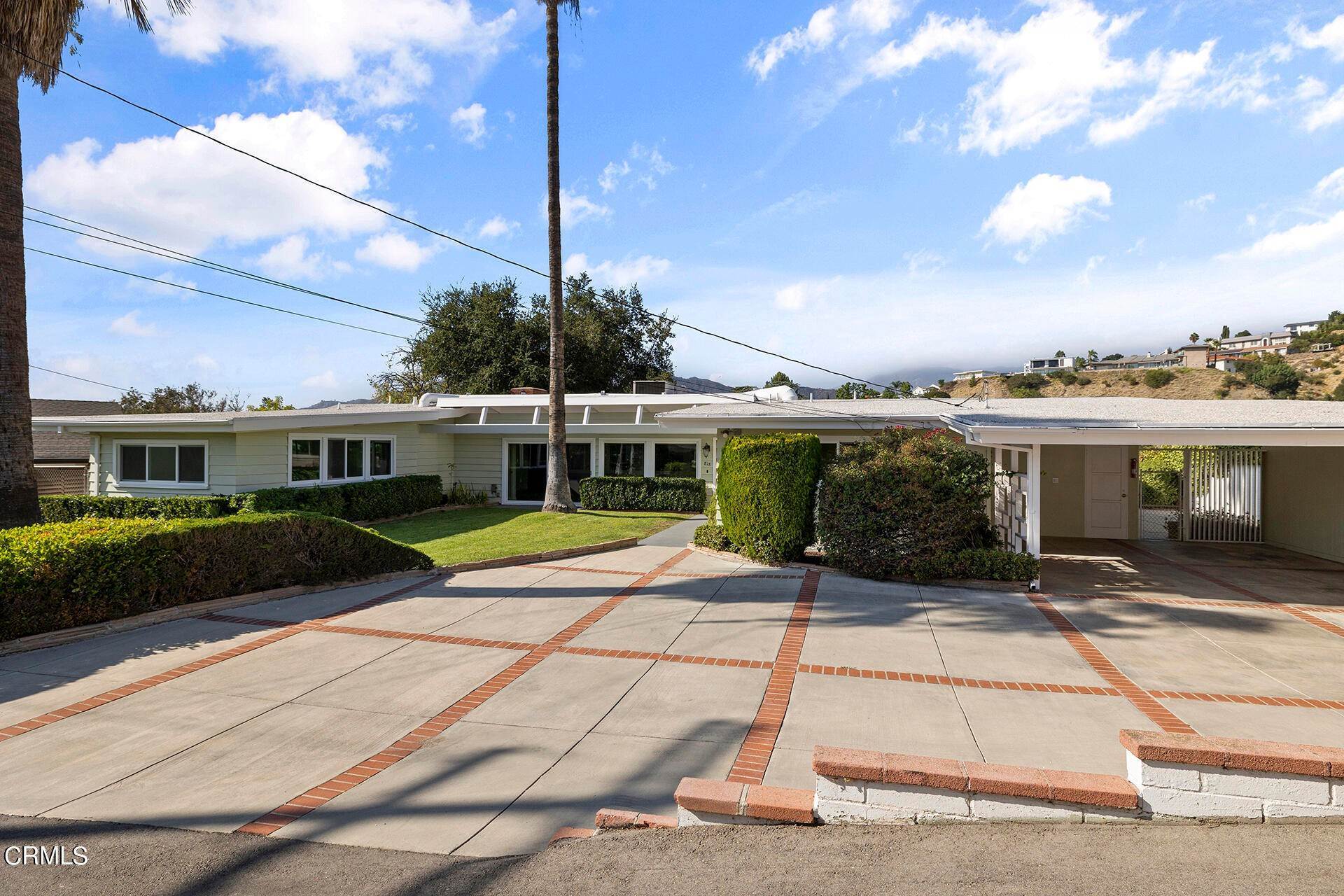 32. Single Family Homes for Sale at 818 Avonoak Terrace Glendale, California 91206 United States