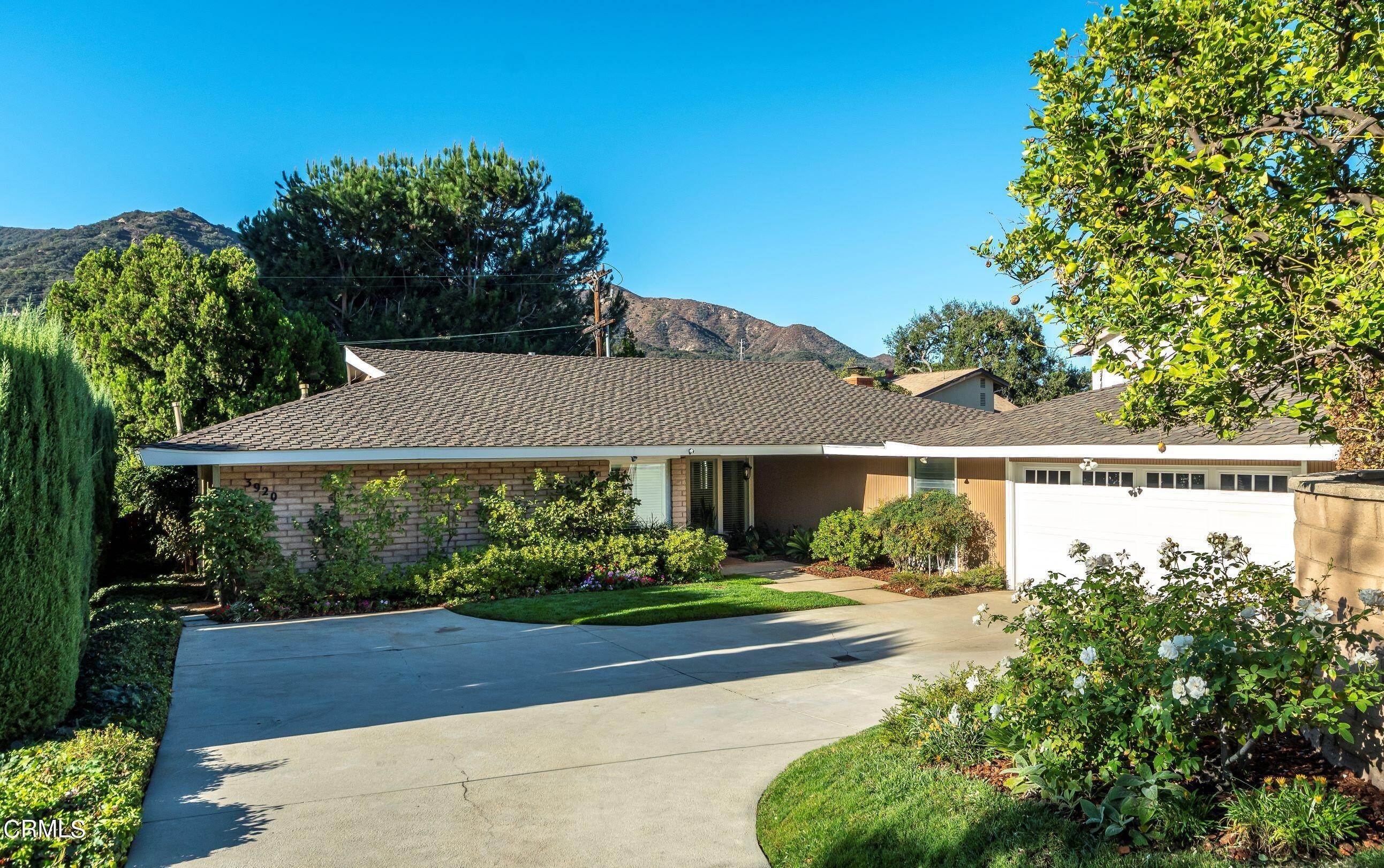 Single Family Homes 为 销售 在 3920 Altura Avenue La Crescenta, 加利福尼亚州 91214 美国