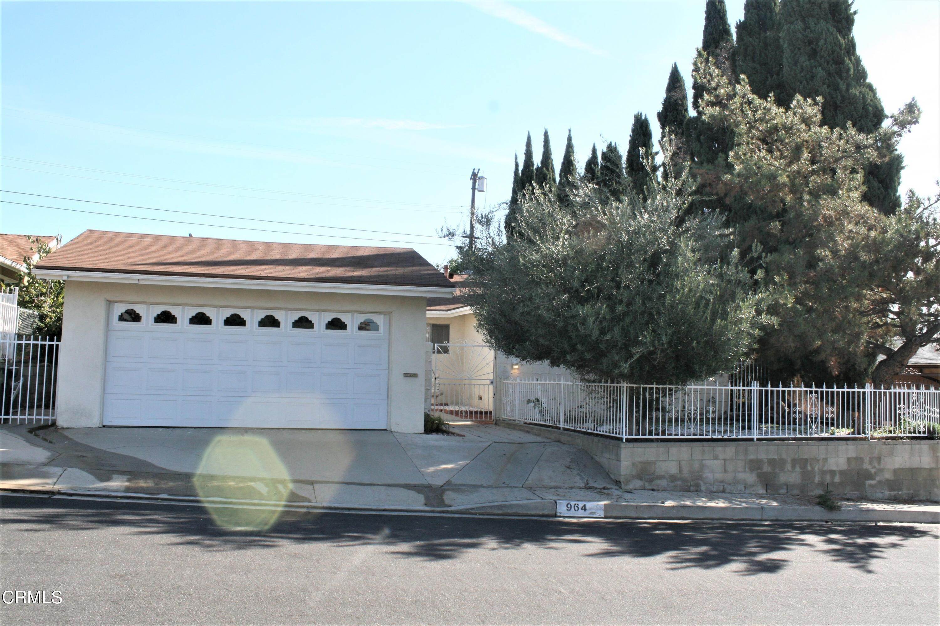 Single Family Homes 为 销售 在 964 Adelante Avenue Highland Park, 加利福尼亚州 90042 美国