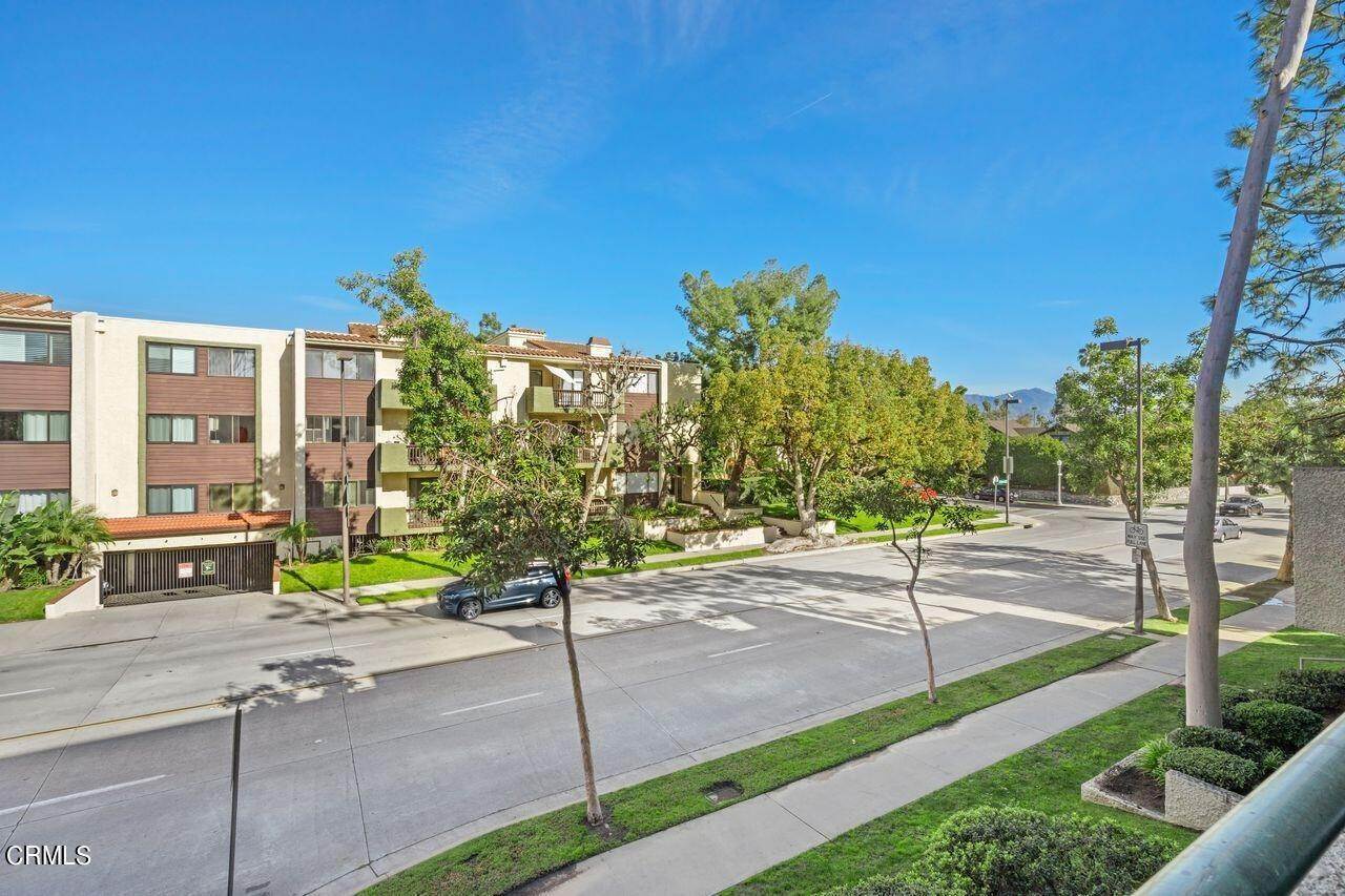 20. Townhouse for Sale at 484 East California Boulevard 29 #29 484 East California Boulevard 29 Pasadena, California 91106 United States