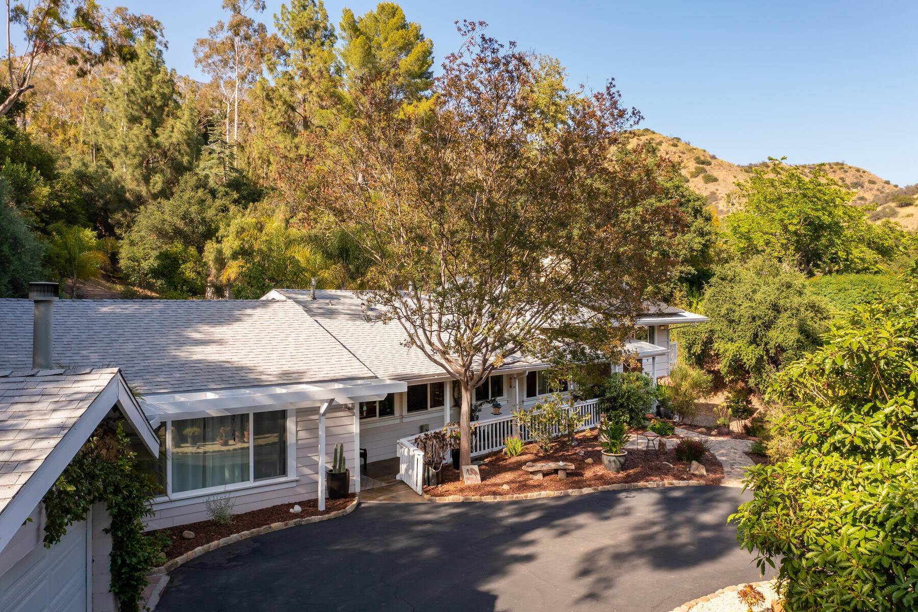 24. Single Family Homes for Sale at 1464 Foothill Rd. 1464 Foothill Road Ojai, California 93023 United States