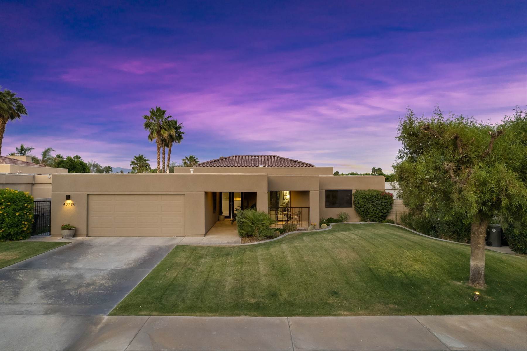 Single Family Homes 为 销售 在 Gorgeous Contemporary Palm Desert Home 40780 Centennial Circle Palm Desert, 加利福尼亚州 92260 美国