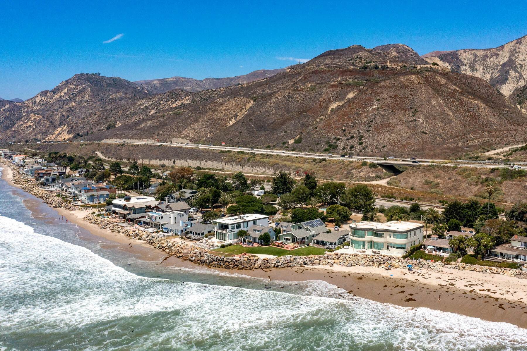 39. Single Family Homes for Sale at Solimar Point Beachhouse 2908 Solimar Beach Drive Ventura, California 93001 United States