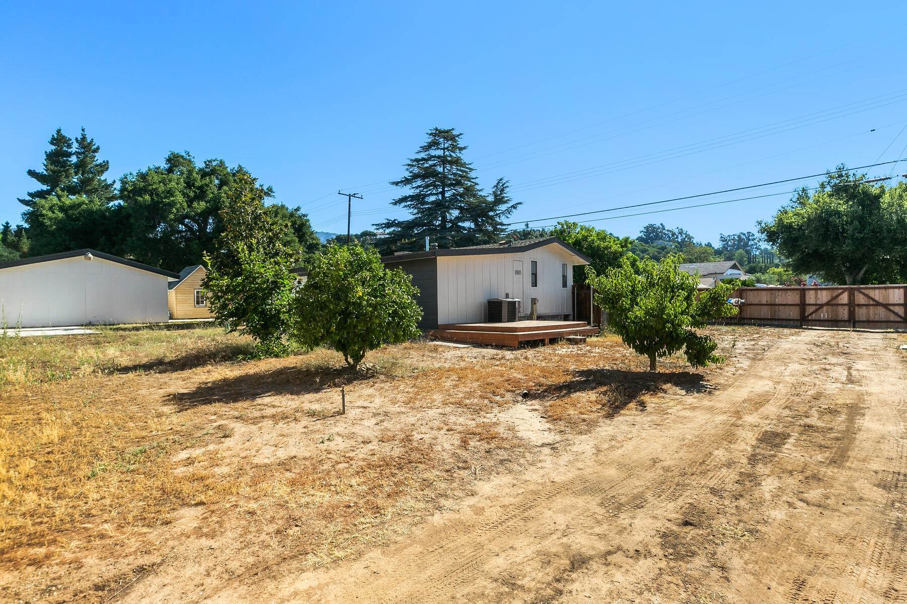 25. Single Family Homes for Sale at Magnolia Cottage 963 Tico Road Ojai, California 93023 United States