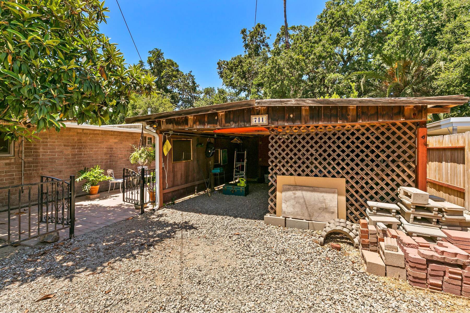 20. Single Family Homes for Sale at 711 Drown Ave. 711 Drown Avenue Ojai, California 93023 United States