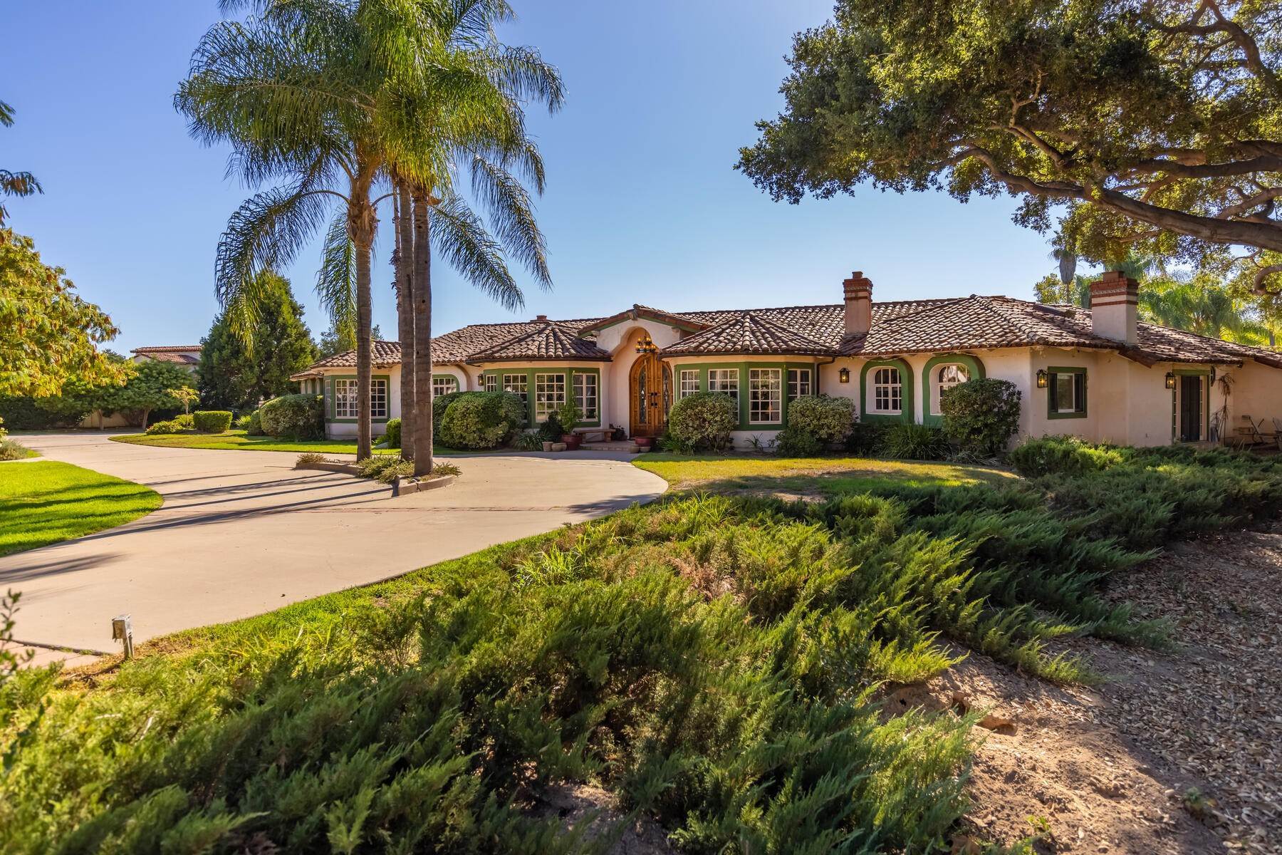 Single Family Homes 为 销售 在 Casa de los Encinos 12147 Linda Flora Drive 奥海镇, 加利福尼亚州 93023 美国