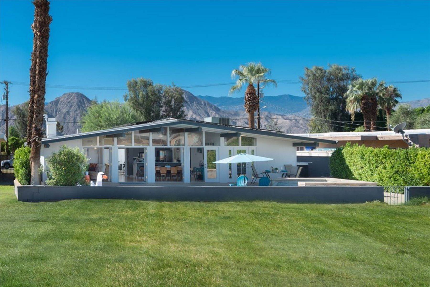 Single Family Homes 为 销售 在 Delightful Mid-Century Modern Home I Palm Desert Country Club I Furnished 77070 Florida Avenue Palm Desert, 加利福尼亚州 92211 美国