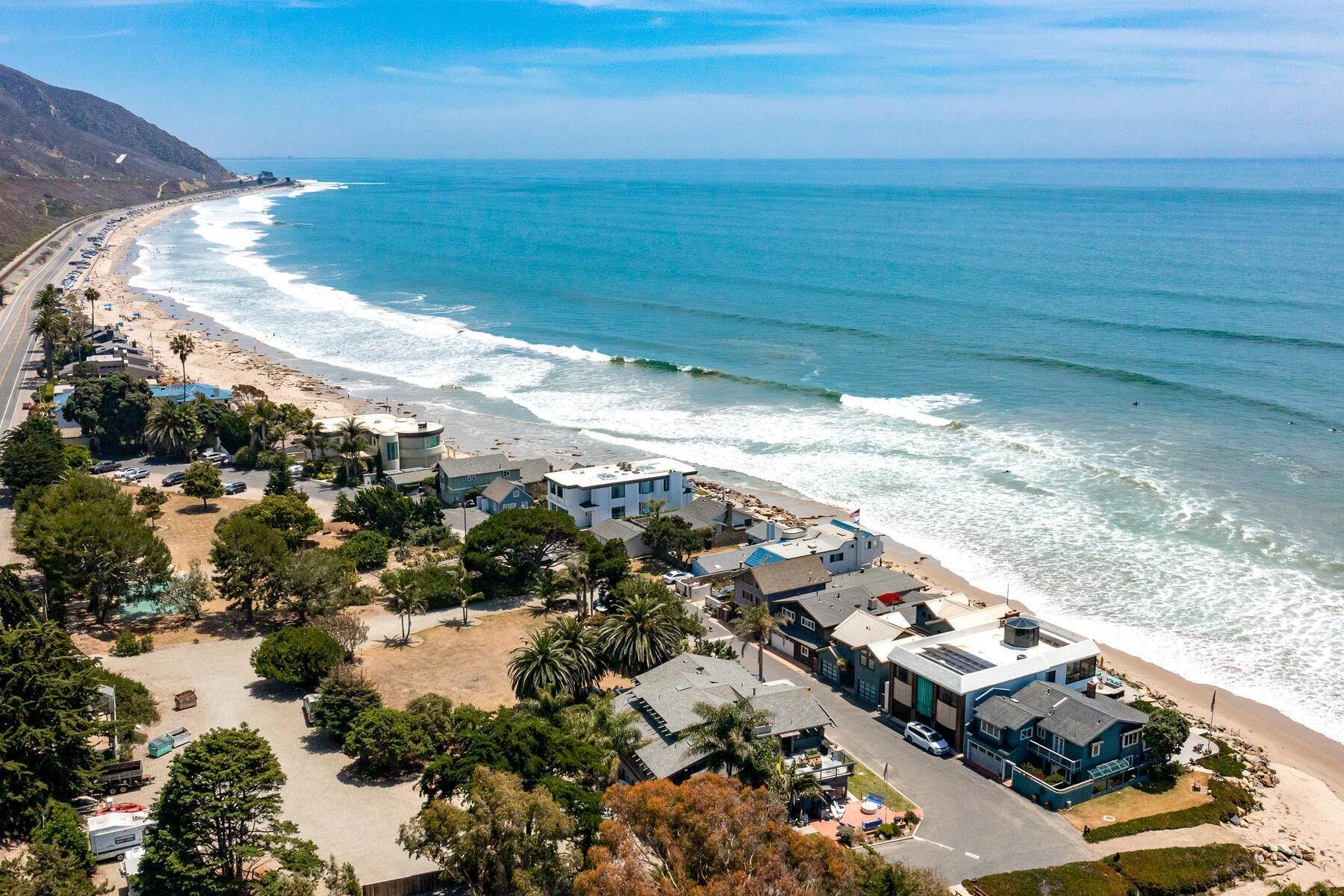 40. Single Family Homes for Sale at Solimar Point Beachhouse 2908 Solimar Beach Drive Ventura, California 93001 United States