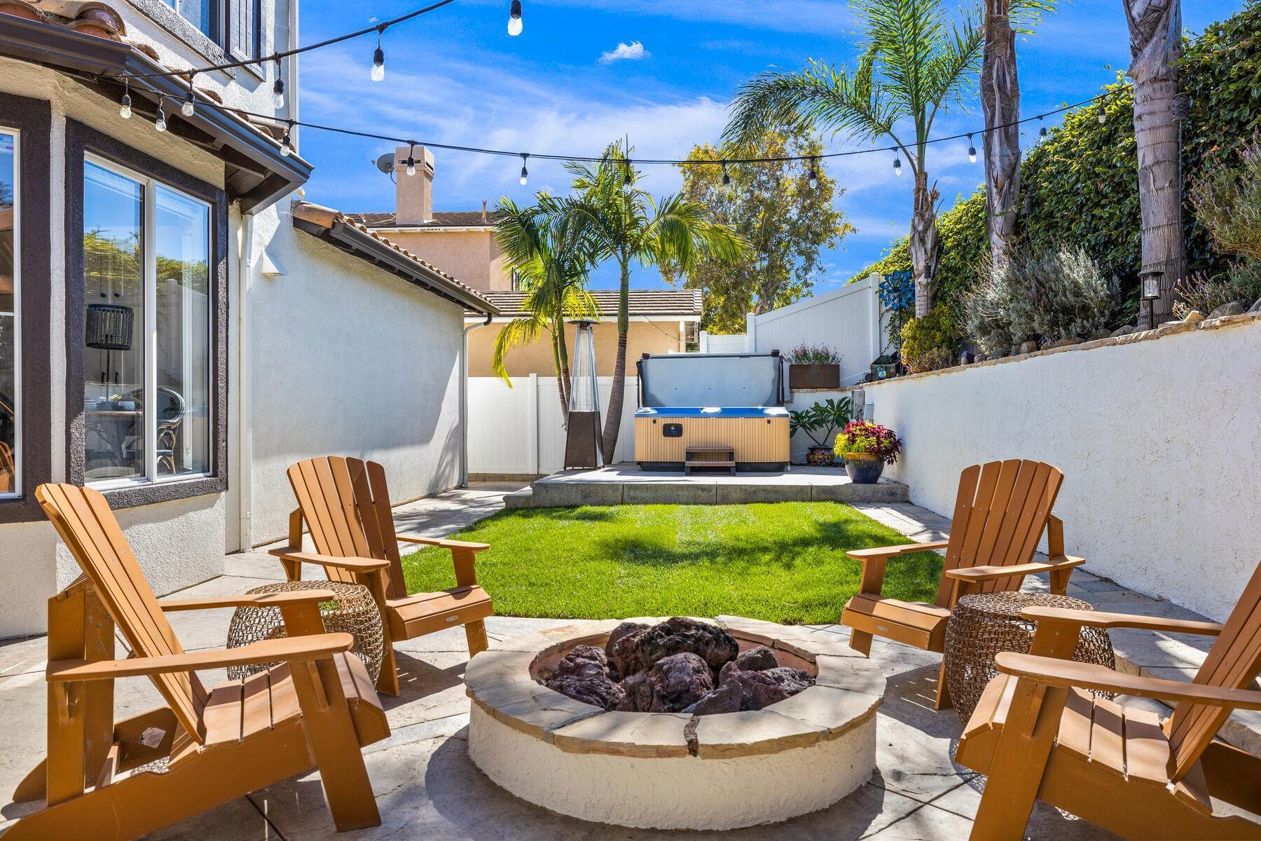 15. Single Family Homes for Sale at 9601 Chamberlain Street Ventura, California 93004 United States