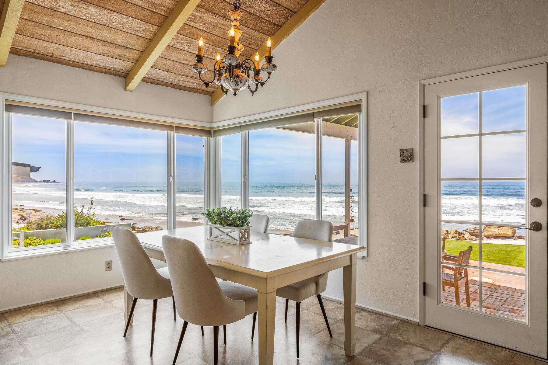 17. Single Family Homes for Sale at Solimar Point Beachhouse 2908 Solimar Beach Drive Ventura, California 93001 United States