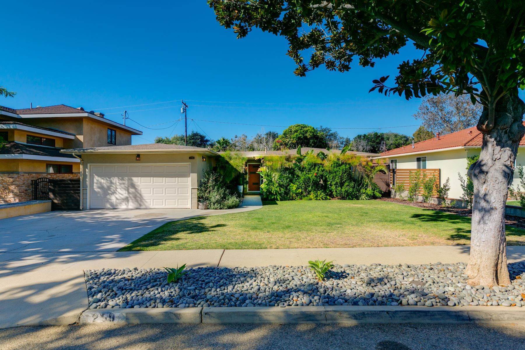 26. Single Family Homes for Sale at Above Ventura College With Detached Studio 259 Palomares Ave Ventura, California 93003 United States