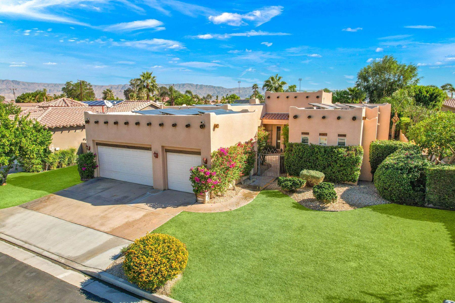 Single Family Homes 为 销售 在 Southwest-Inspired Four Bedroom Home in Gated Tucson Subdivision 64 Tempe Trail Palm Desert, 加利福尼亚州 92211 美国