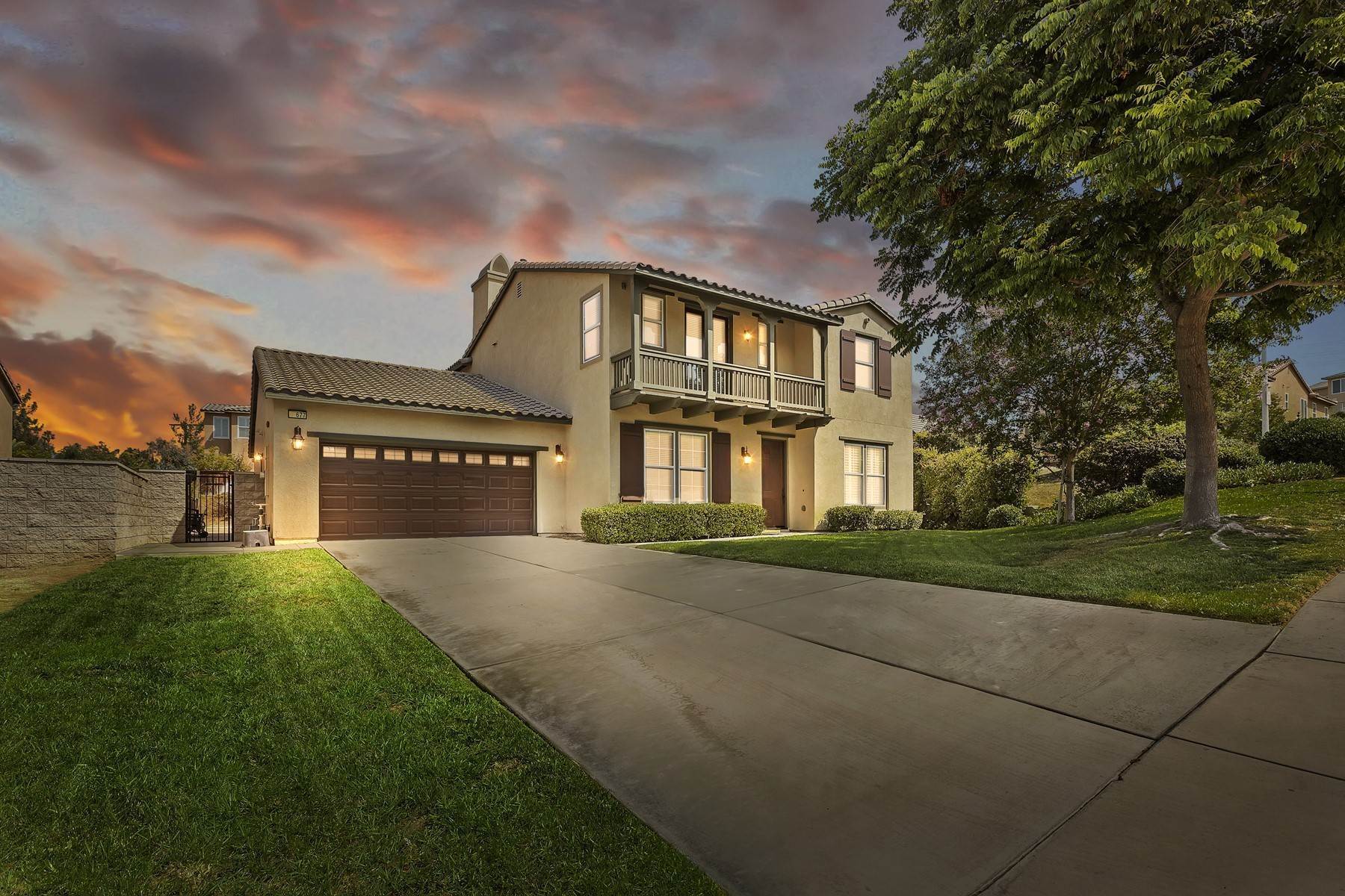 Single Family Homes 为 销售 在 677 Hacienda Drive 里弗赛德, 加利福尼亚州 92507 美国