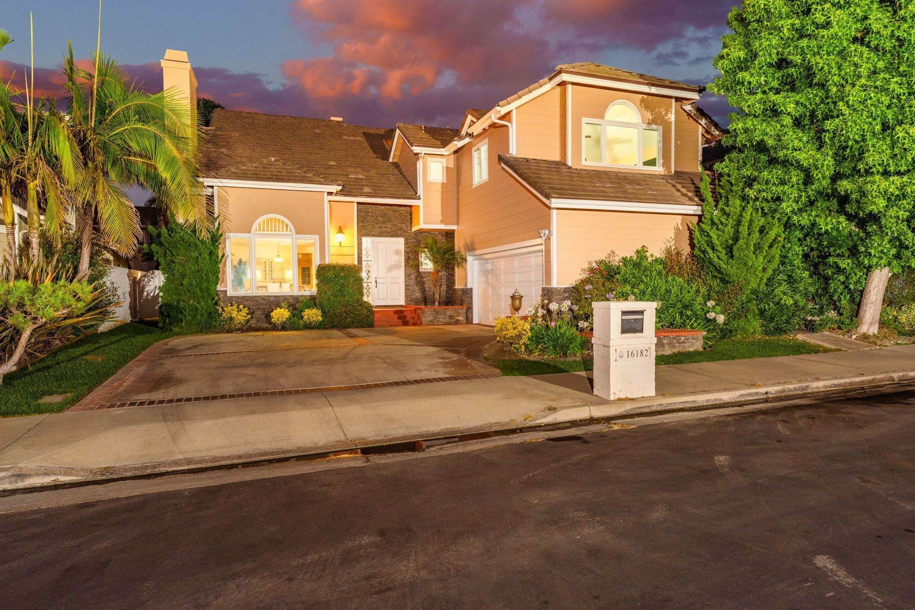 Single Family Homes 为 销售 在 16182 Santa Barbara Lane, Huntington Beach, CA 92649 16182 Santa Barbara Lane 杭廷顿海滩, 加利福尼亚州 92649 美国