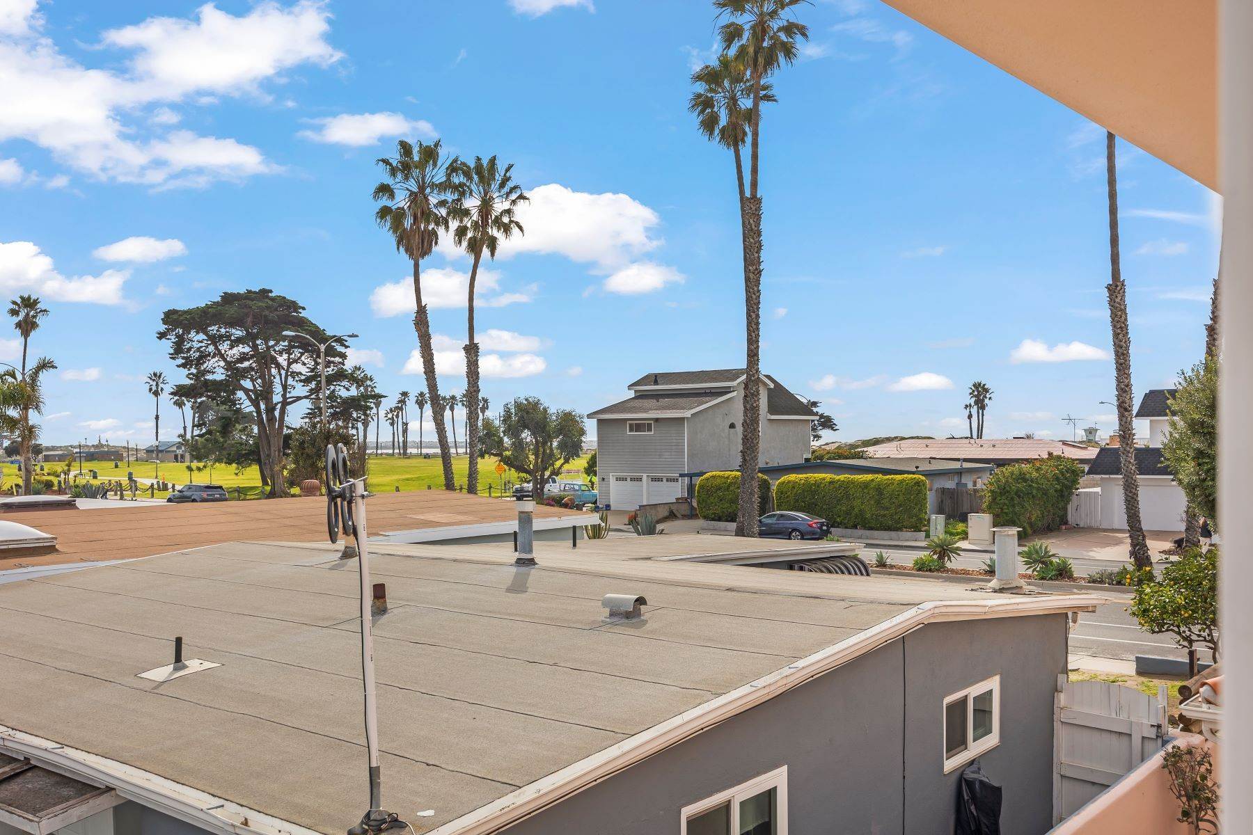 39. Single Family Homes for Sale at 2861 Pierpont Boulevard, Ventura, CA, 93001 2861 Pierpont Boulevard Ventura, California 93001 United States