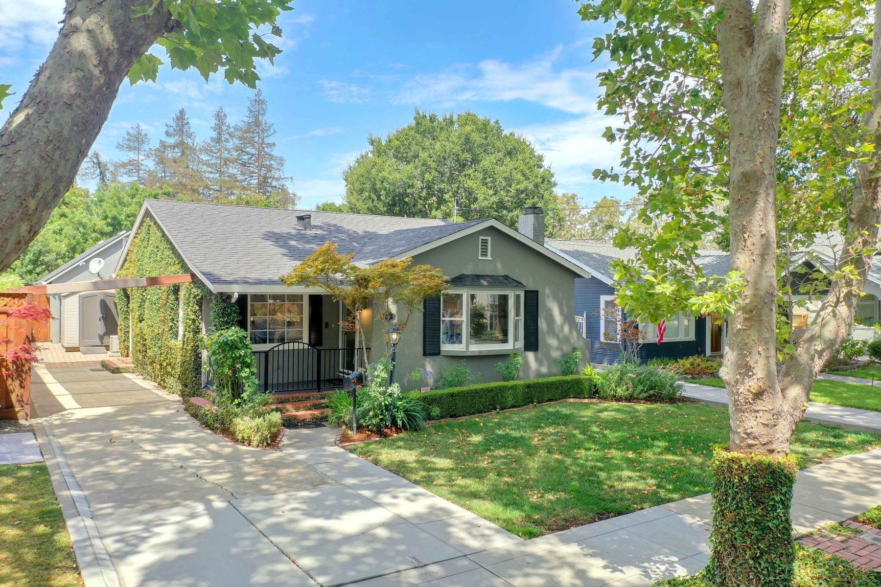 Single Family Homes por un Venta en Classic Willow Glen Cottage 1061 Warren Avenue San Jose, California 95125 Estados Unidos
