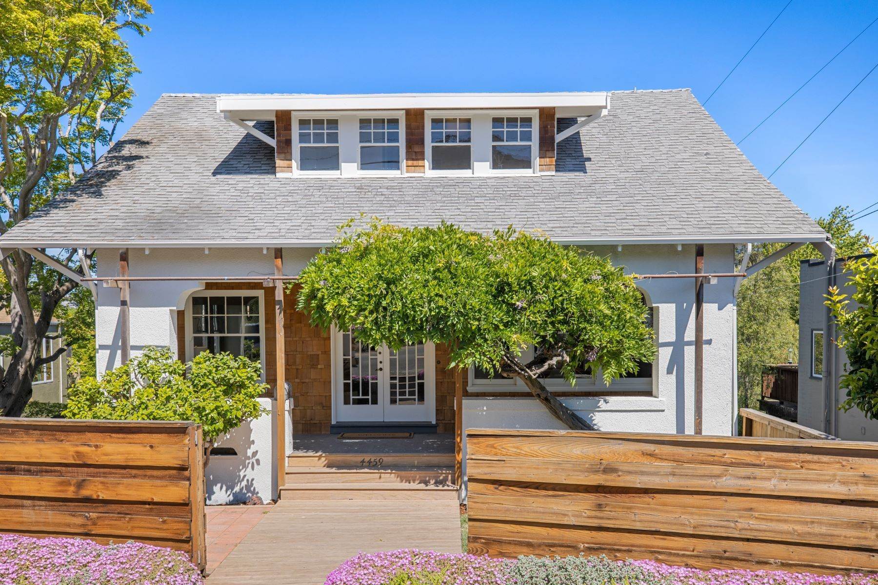 Single Family Homes 为 销售 在 Beautiful Brown Shingle Set on Oversized Lot 4459 Moraga Avenue 奥克兰, 加利福尼亚州 94611 美国