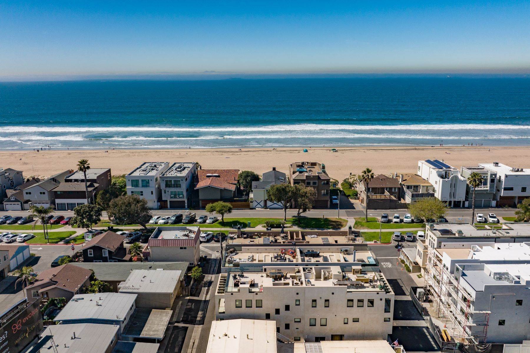 Condominiums 为 销售 在 16464 24th Street, Huntington Beach, CA 90742 16464 24th Street 杭廷顿海滩, 加利福尼亚州 90742 美国