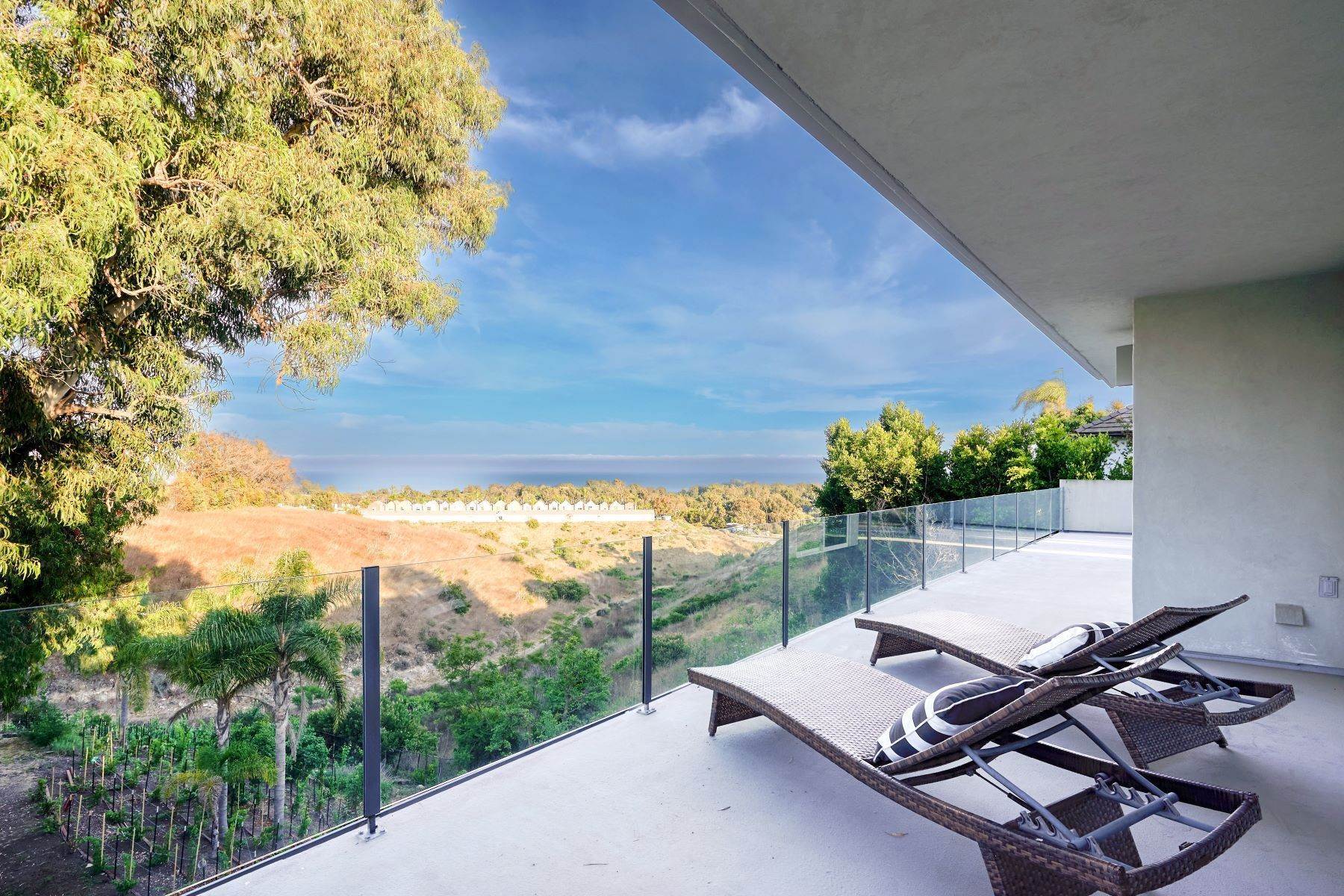 30. Single Family Homes for Sale at Malibu Gated Estate with Ocean Views 28907 Wight Road Malibu, California 90265 United States
