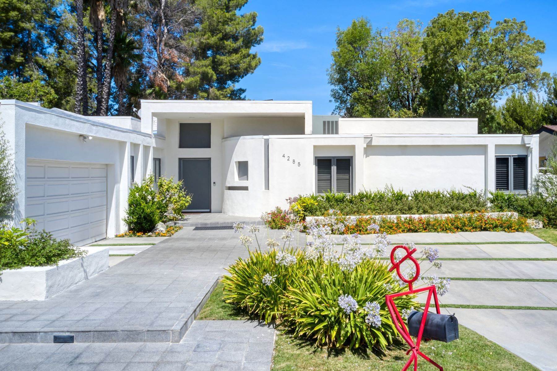 Single Family Homes 为 销售 在 Spectacular Contemporary View Home 4285 Pasadero Place Tarzana, 加利福尼亚州 91356 美国