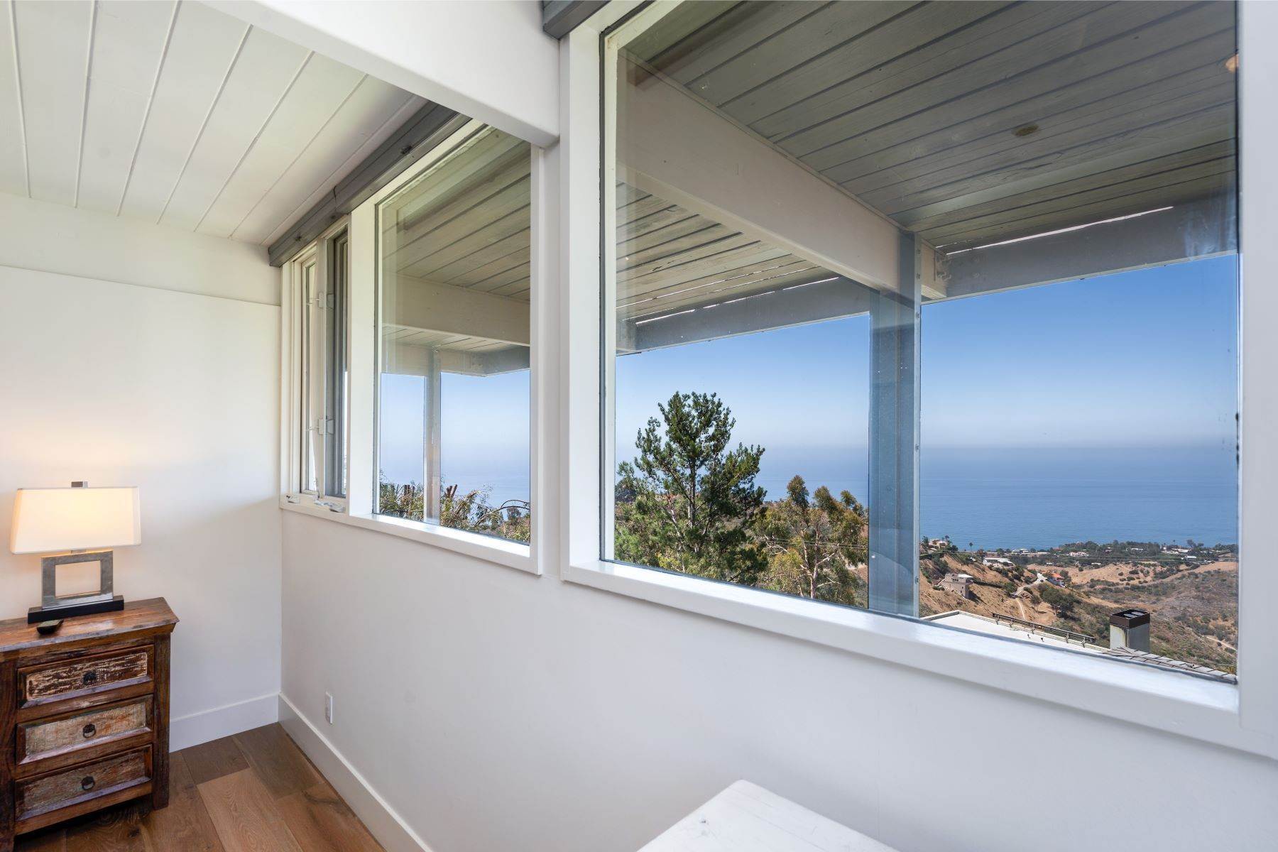 38. Single Family Homes for Sale at Stunning Ocean View Home 21825 Castlewood Drive Malibu, California 90265 United States