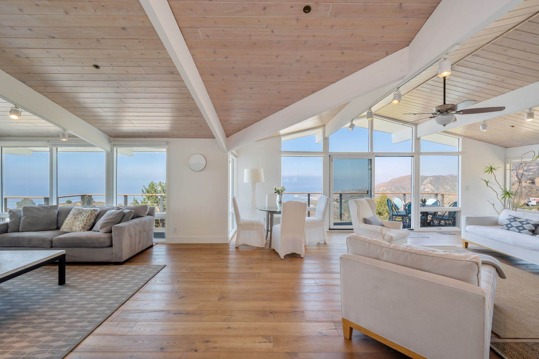 9. Single Family Homes for Sale at Stunning Ocean View Home 21825 Castlewood Drive Malibu, California 90265 United States